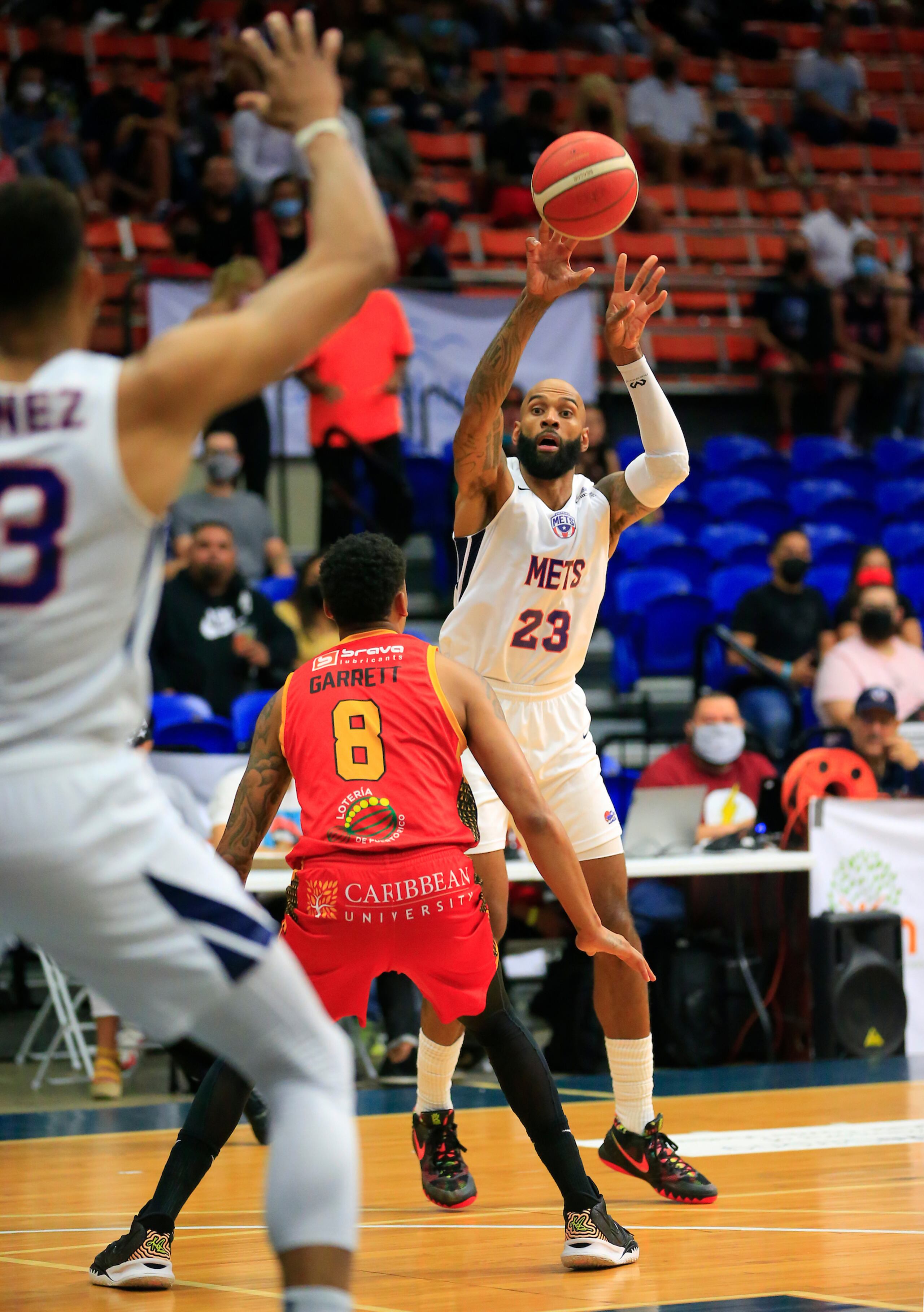 Tino Bishop (23), de Guaynabo, realiza un pase el sábado en el Mario Morales. Finalizó el choque con 26 tantos.