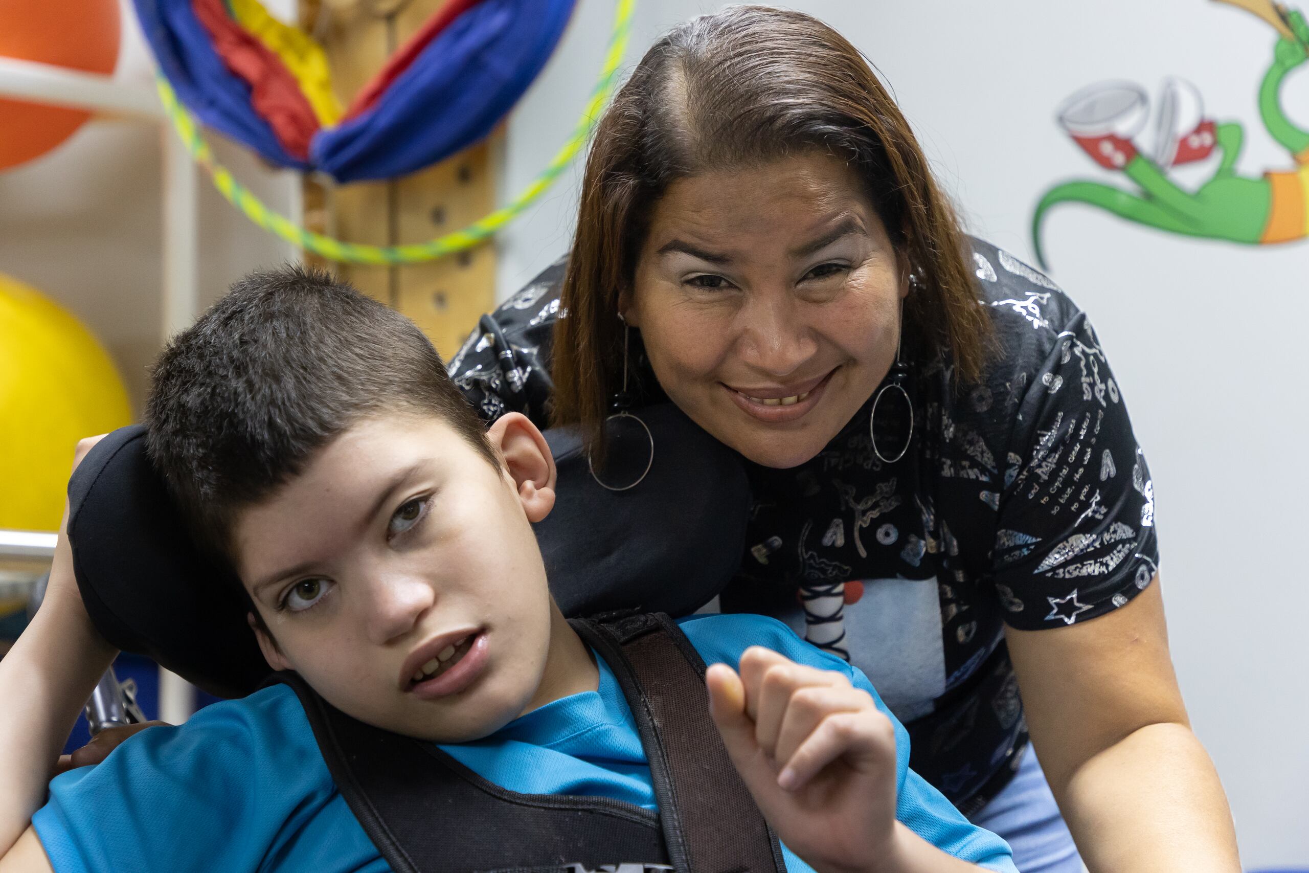 Las necesidades más apremiantes para el niño son una silla de ruedas adecuada y un transporte que facilite llevarlo a sus citas médicas.