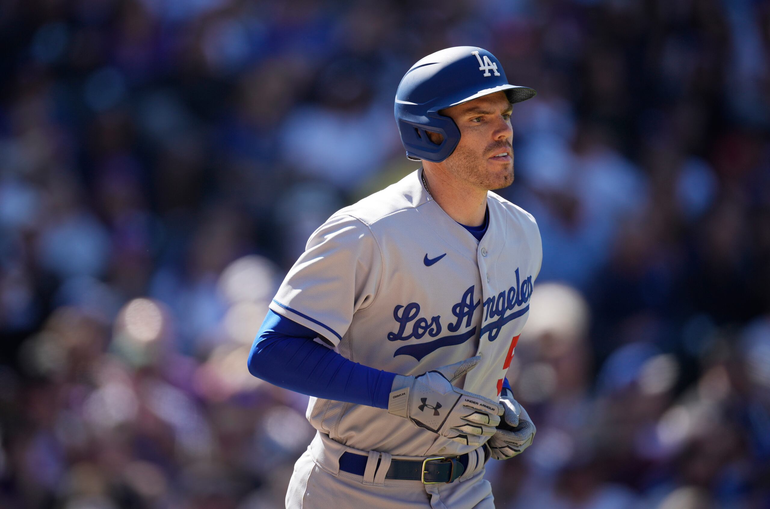 Freddie Freeman, de los Dodgers de Los Ángeles, avanza a la primera base tras recibir un pelotazo durante el partido del viernes en Colorado.