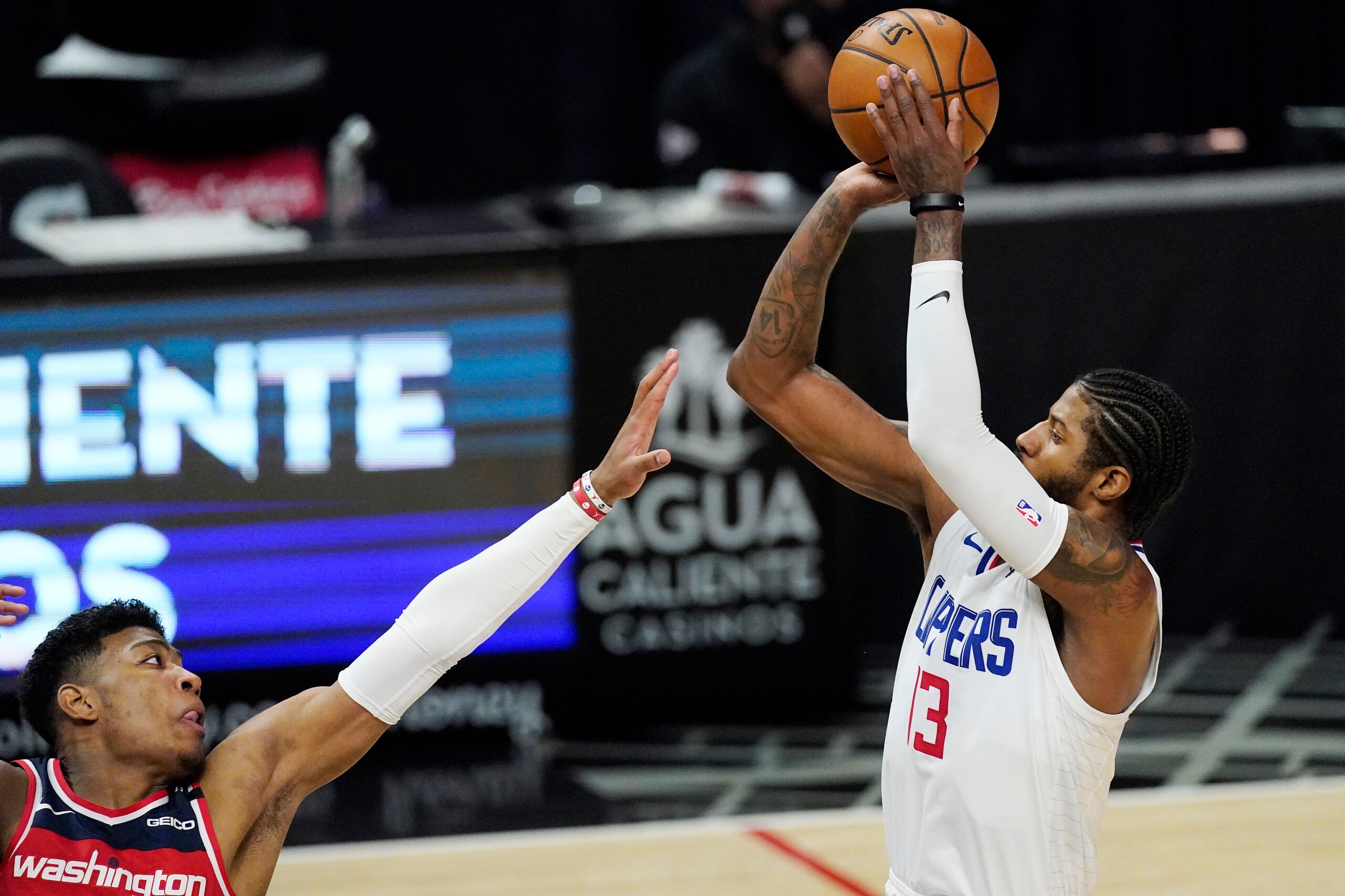 Paul George, de los Clippers de Los Ángeles, tira por encima de Rui Hachimura, de los Wizards de Washington.