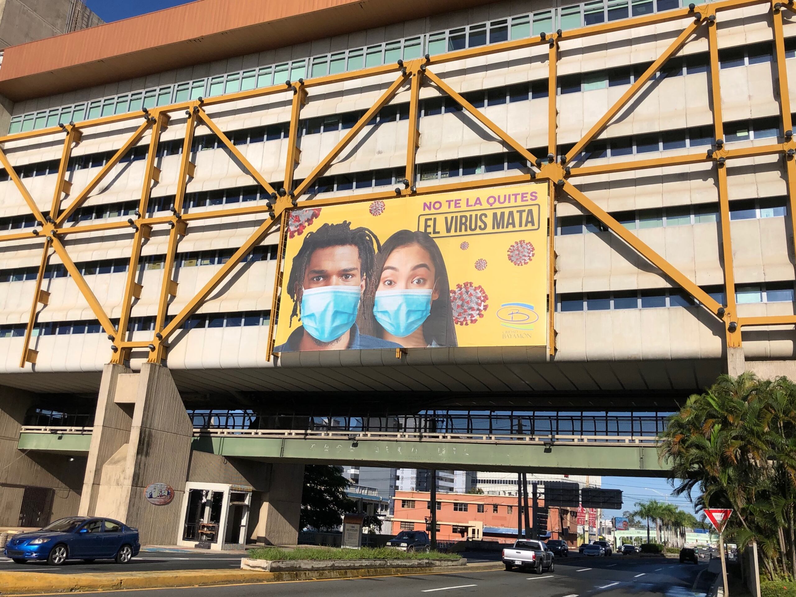 Se han desplegado pancartas en diversos puntos de la ciudad, que presentan a dos jóvenes utilizando mascarillas quirúrgicas, llevando un mensaje puntual de las consecuencias de no llevarla.