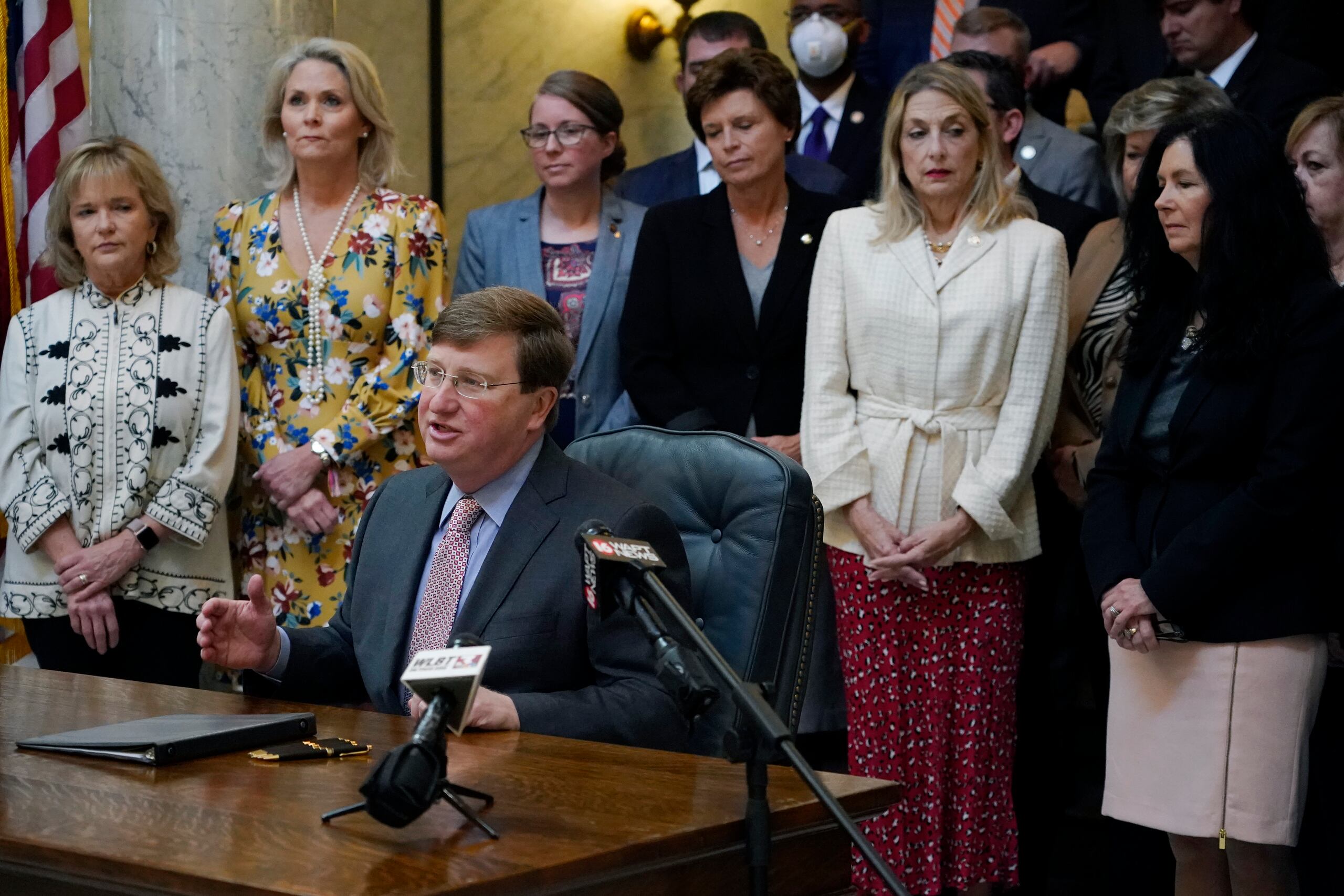 El gobernador de Mississippi, Tate Reeves, explica a los periodistas por qué firmó el proyecto de ley.