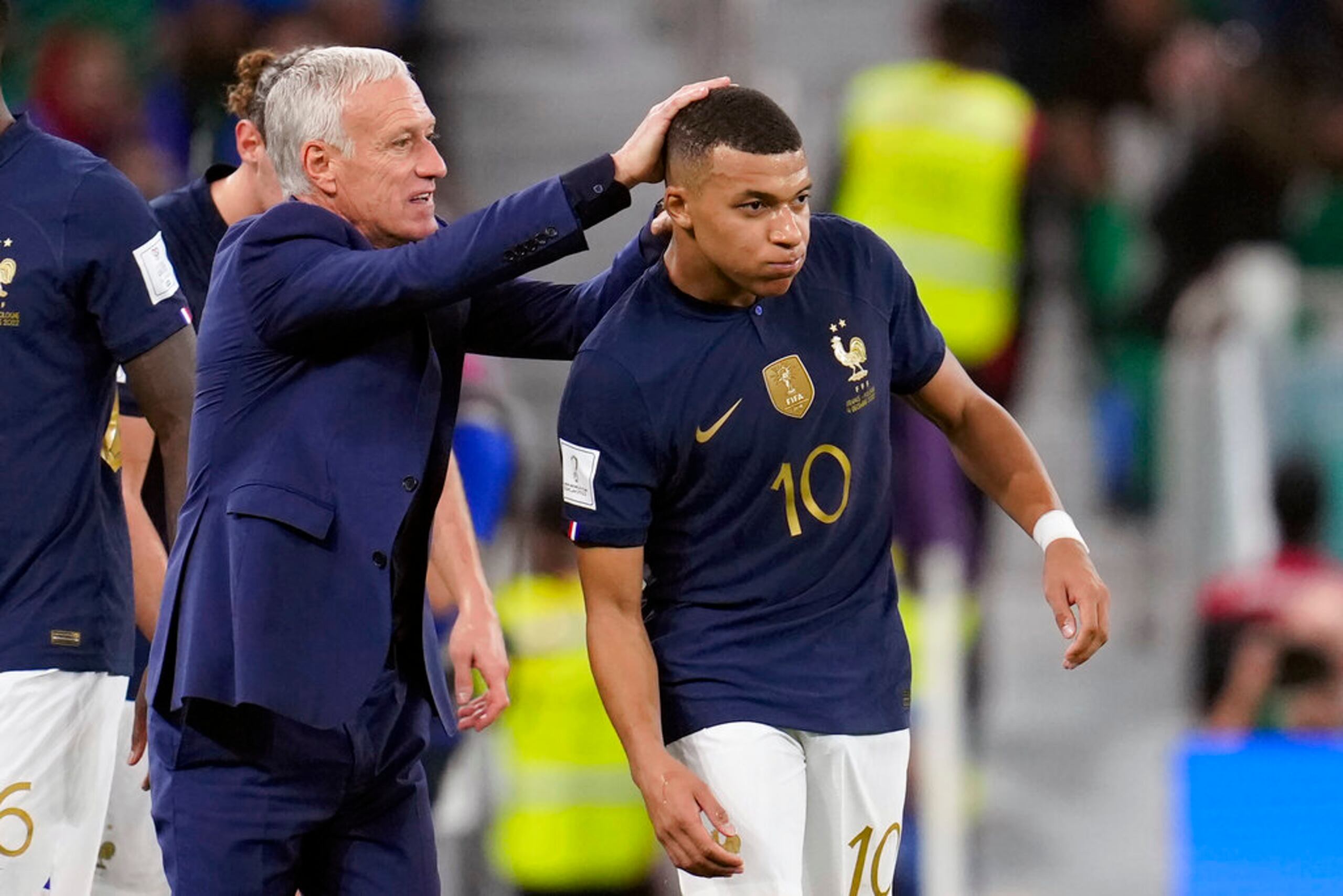 El técnico de Francia, Didier Deschamps (izquierda), celebra el gol de Kylian Mbappé.