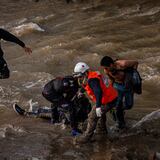 Detienen al agente que lanzó a un menor de 16 años al río durante manifestación en Chile