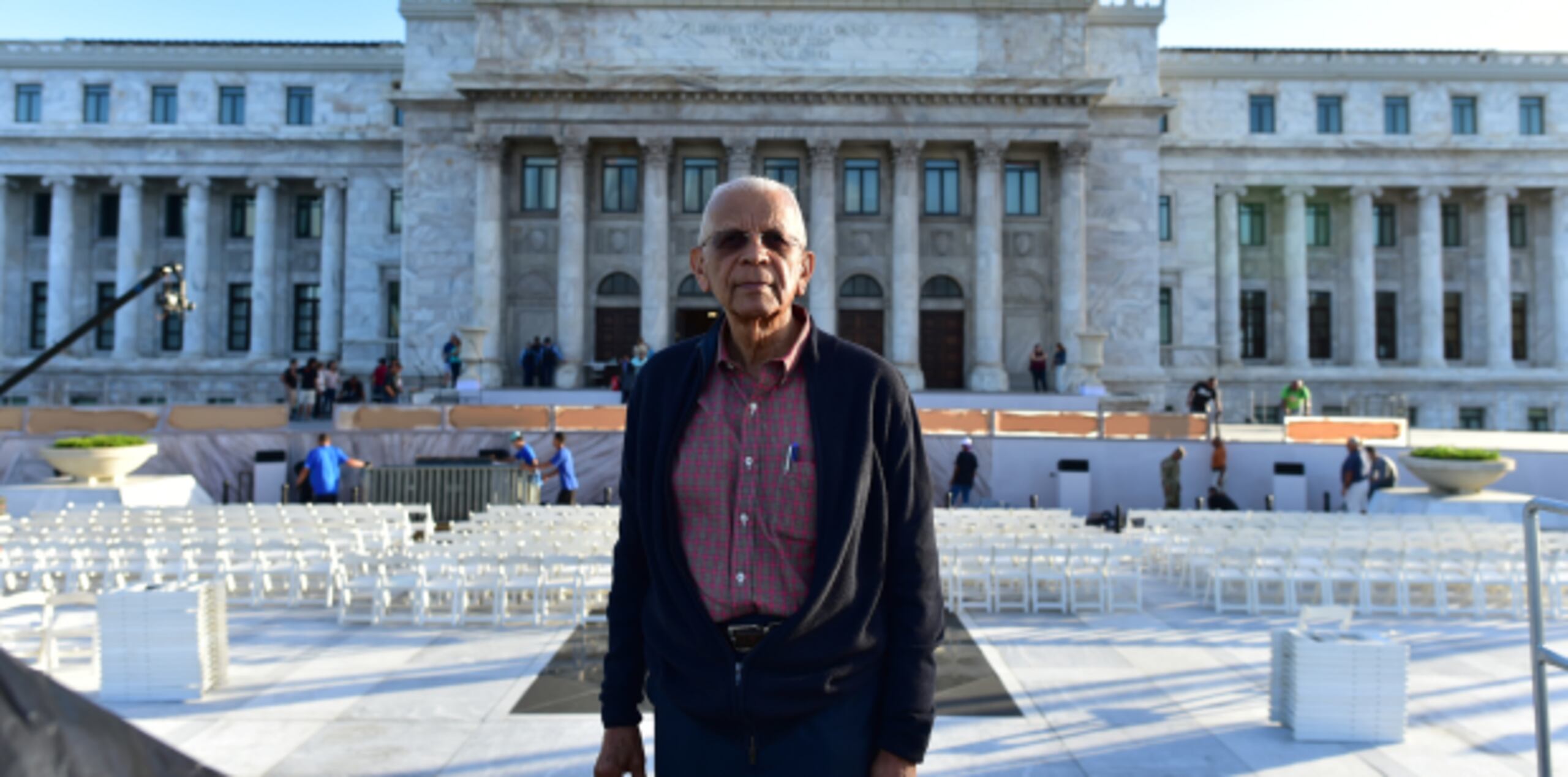 El exjuez Juan R. Melecio supervisó ayer tarde detalles del montaje para la toma de posesión del gobernador Ricardo Rosselló frente al Capitolio. (luis.alcala@gfrmedia.com)