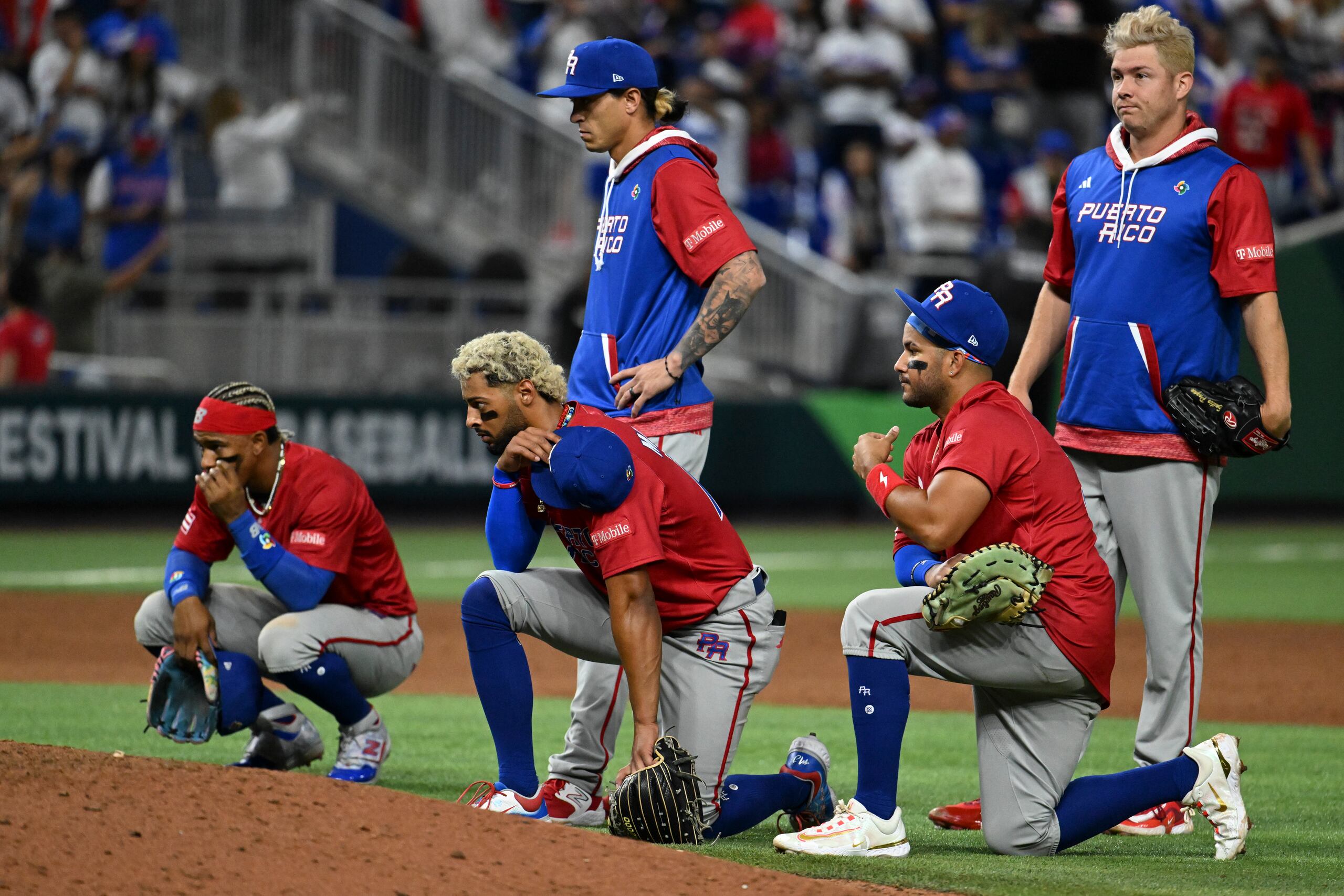 Los jugadores de Puerto Rico dejaron de celebrar la gran victoria sobre República Dominicana al instante que Edwin 'Sugar' Díaz cayó lesionado al piso.