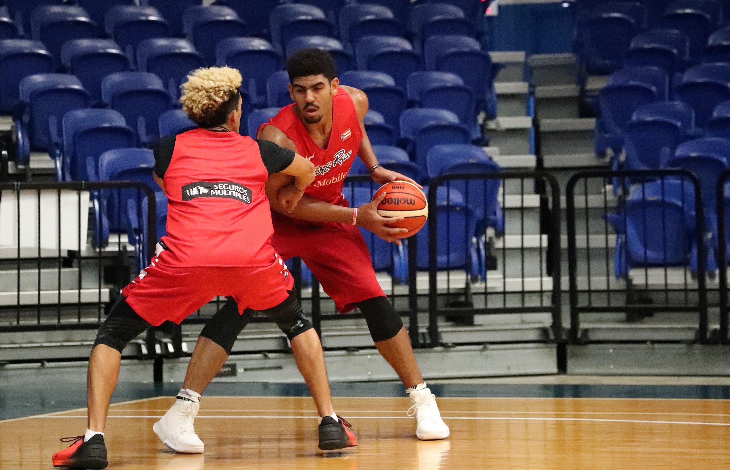 En su debut con el Equipo Nacional, Tyler Davis anotó 11 puntos y recuperó ocho rebotes en el revés 69-66 sufrido ante México.