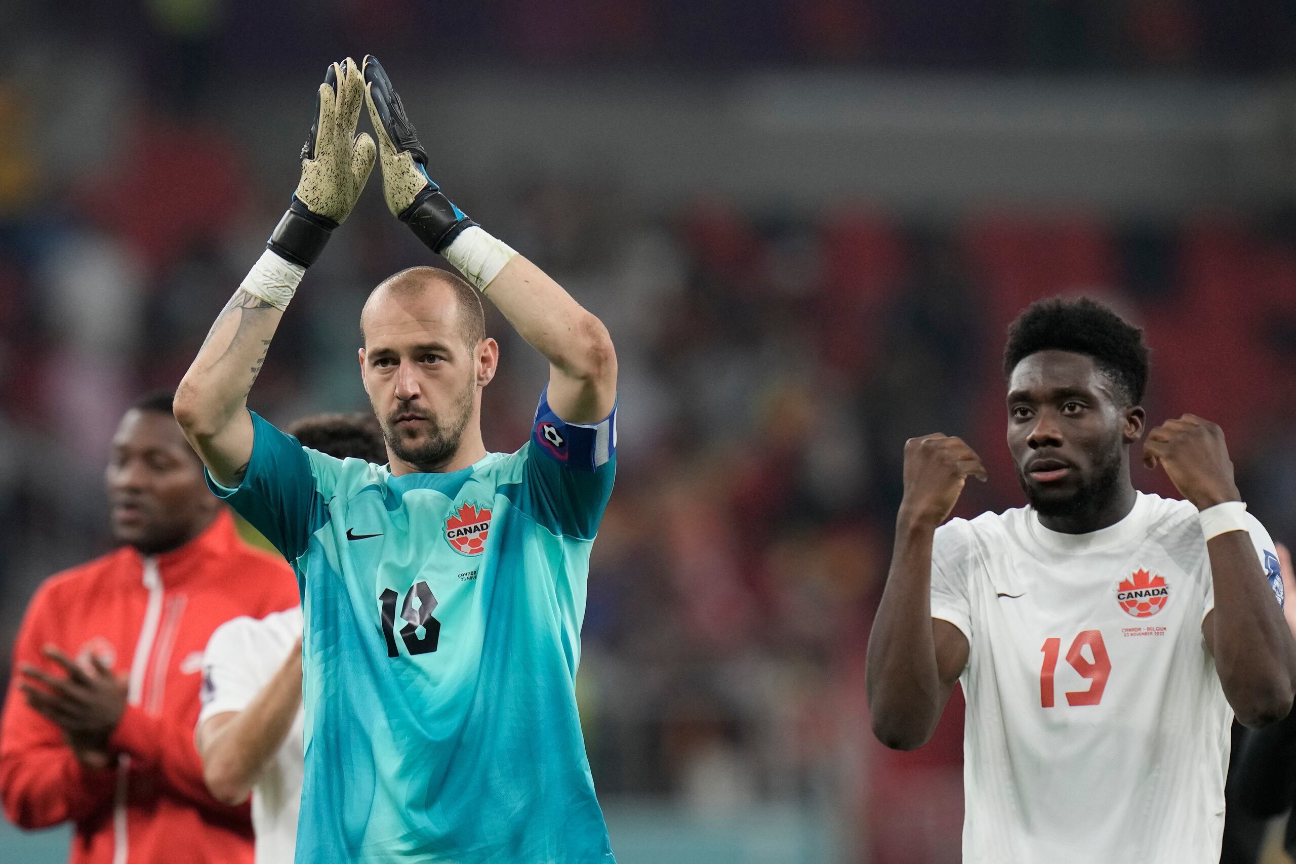 El portero de Canadá Milan Borjan (izquierda) y Alphonso Davies reaccionan tras el partido del Grupo F del Mundial entre Bélgica y Canadá, en el estadio Ahmad Bin Ali en Doha, Qatar, el 23 de noviembre de 2022.