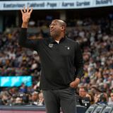 Mike Brown, de los Kings, es galardonado como el Dirigente del Año