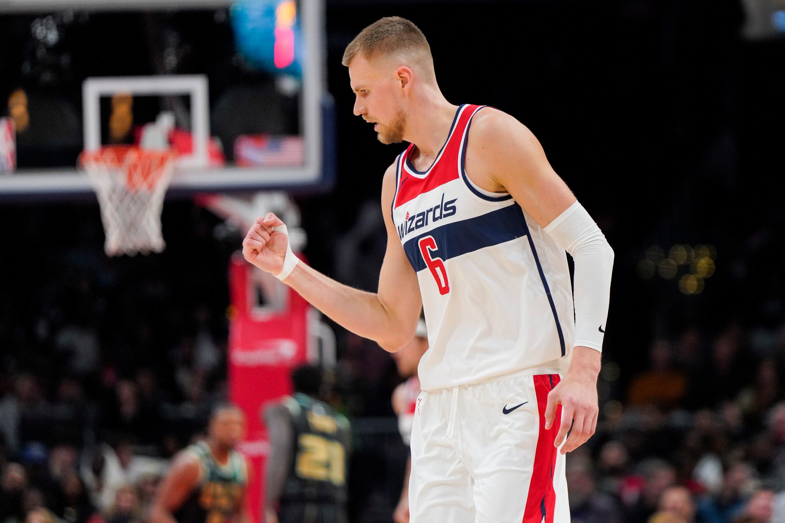 Kristaps Porzingis, centro de los Wizards de Washington, coló ocho triples el miércoles ante los XXXXX de XXXXX.