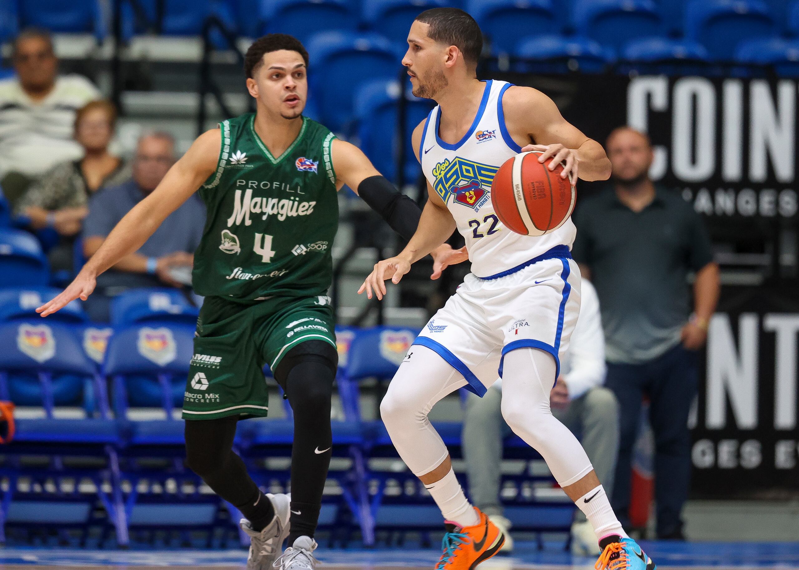 Isaac Sosa, con el balón, coló ocho triples en ocho intentos el miércoles por los Osos de Manatí ante los Indios de Mayagüez. Lo defiende Georgie Pacheco, de los Indios.