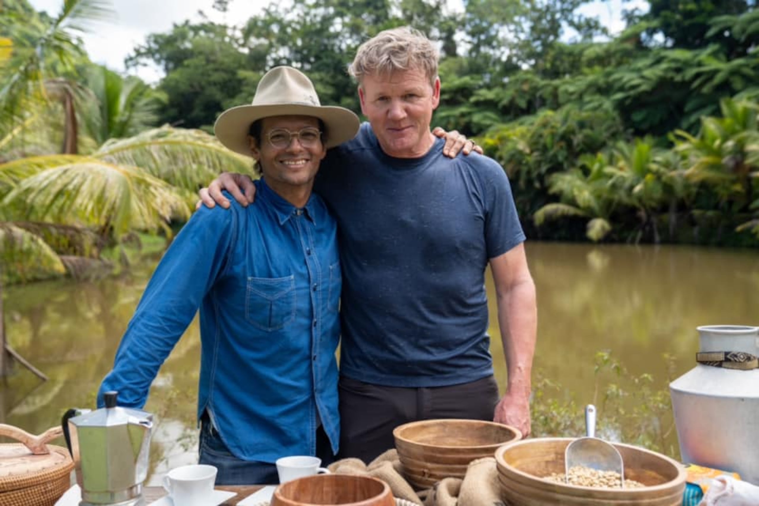 Tomó café con el cantautor boricua en la hacienda Monte Sagrado Reserve, en Utuado.