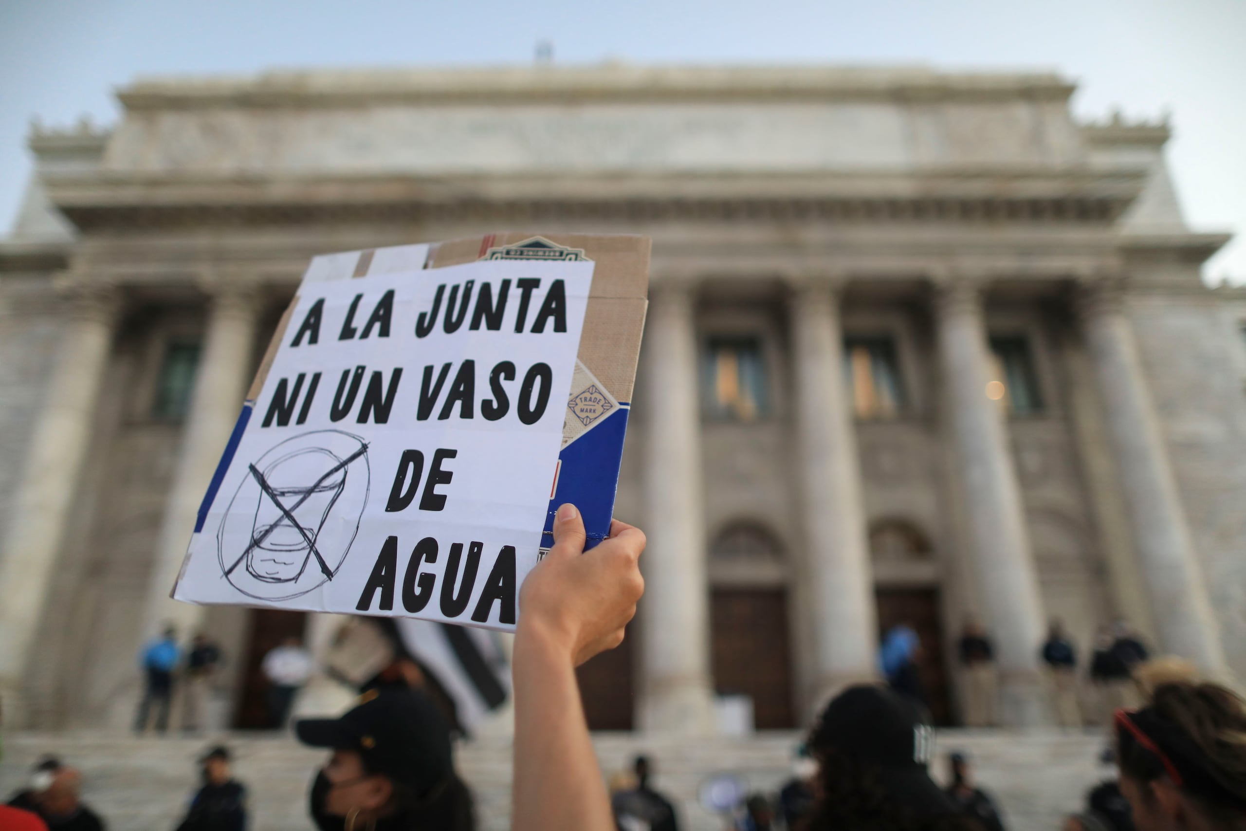 Los manifestantes reclamaron, como llevan haciendo desde hace días, que no se apruebe el PC 1003 por considerar que supone condenar a la miseria a muchas personas en Puerto Rico.