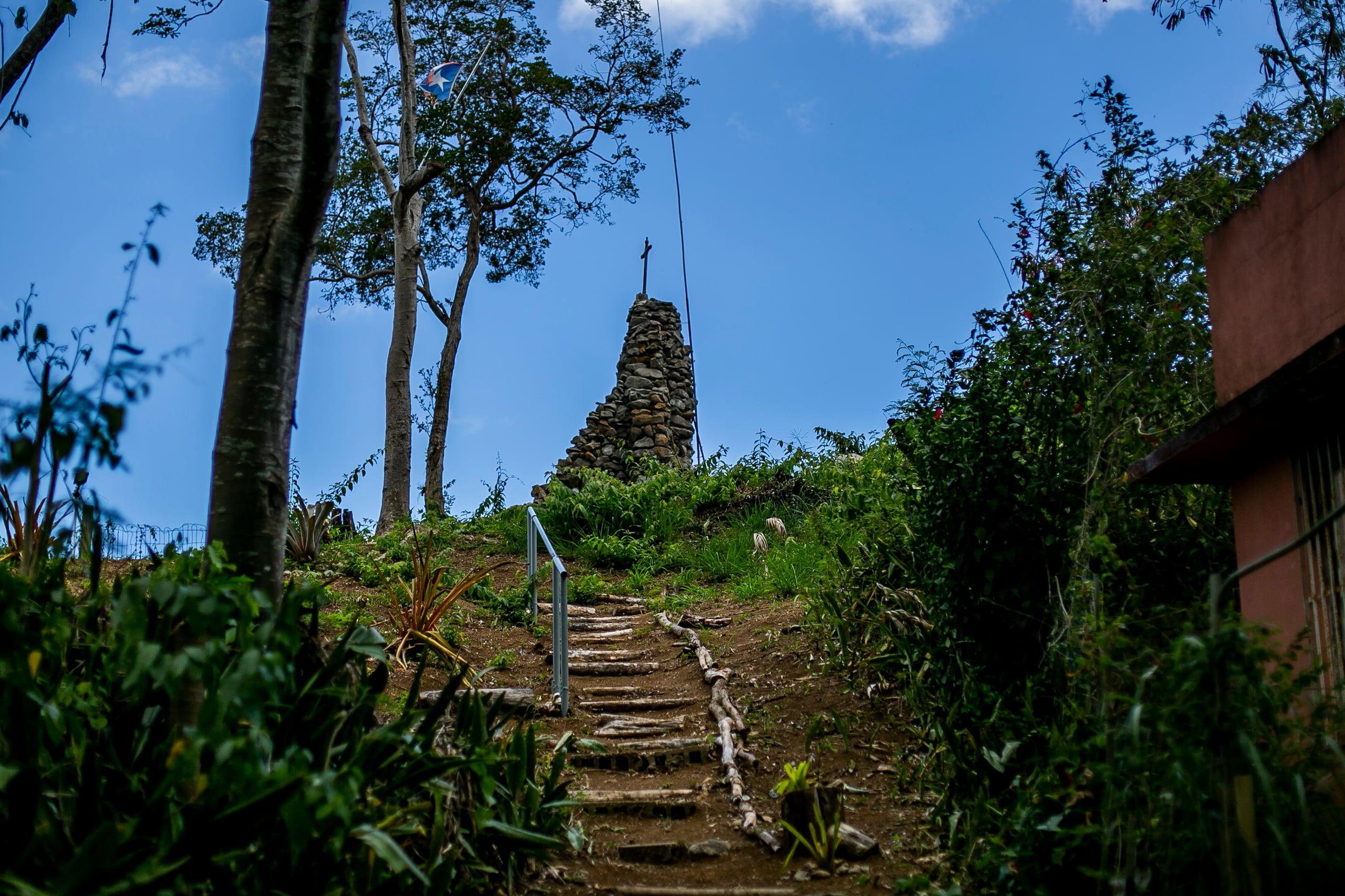 Para llegar a la gruta hay que subir unos escalones de madera.