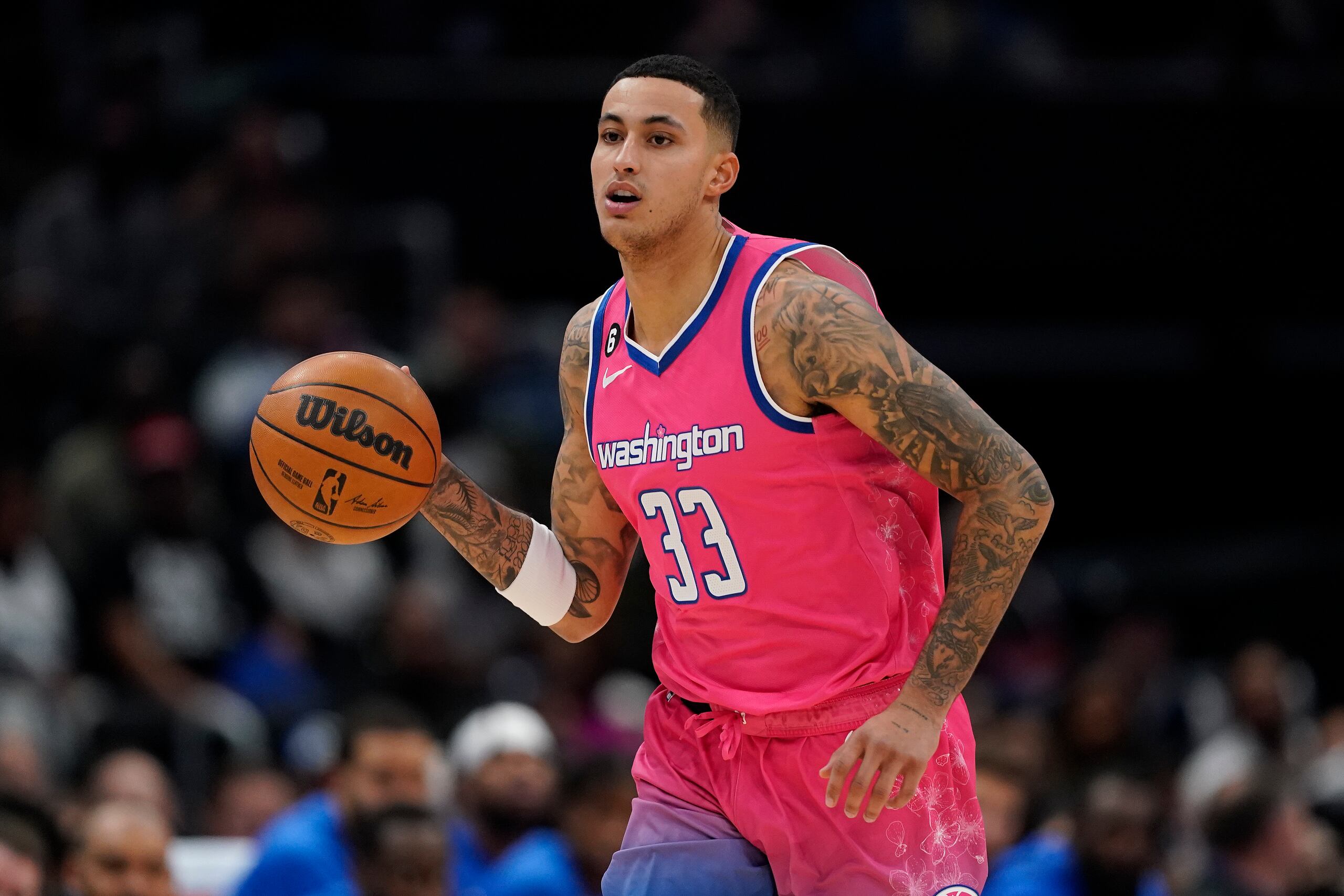 Kyle Kuzma, alero de los Wizards de Washington, avanza con el balón durante el partido del jueves ante los Mavericks de Dallas.