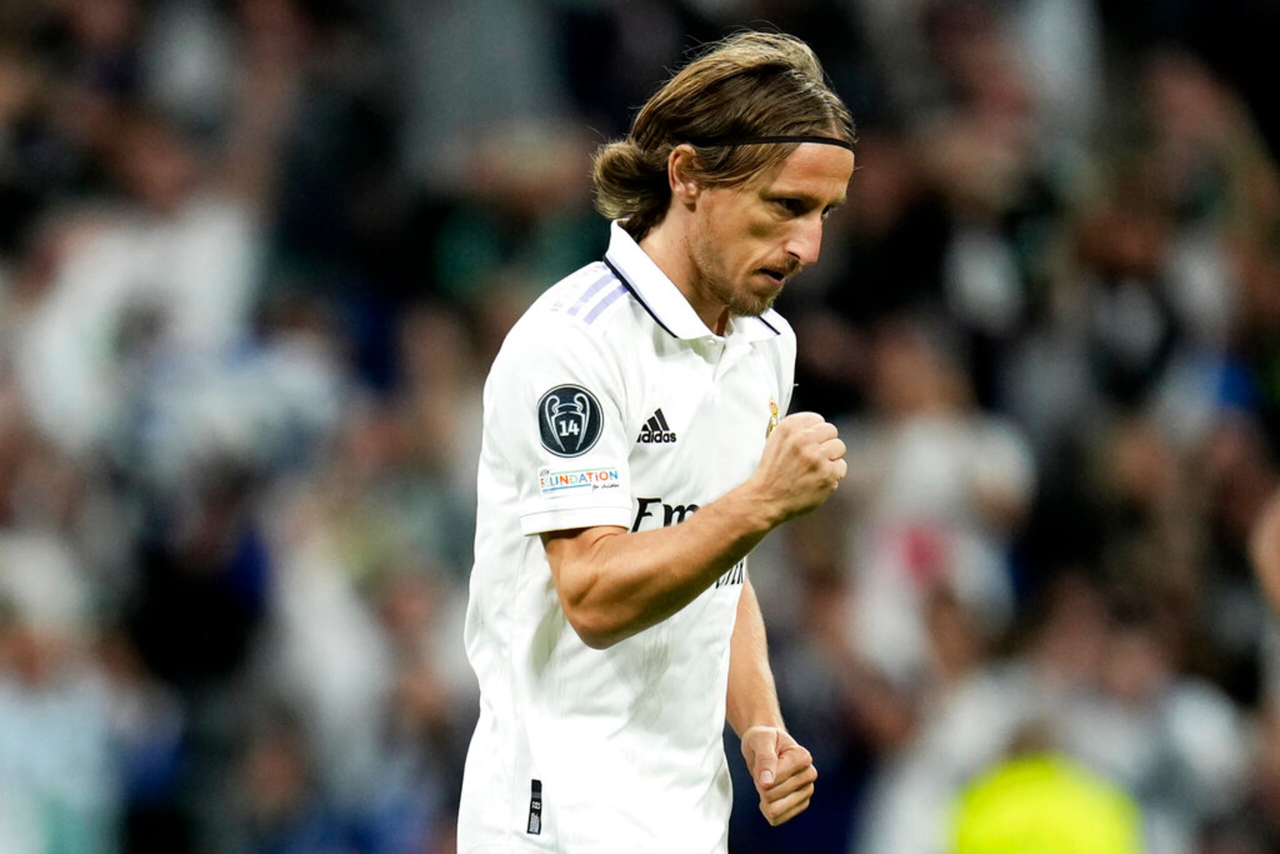 Luka Modric celebra tras anotar el primer gol de su equipo en la victoria ante el Celtic en el último encuentro de la fase de grupos de la Liga de Campeones.