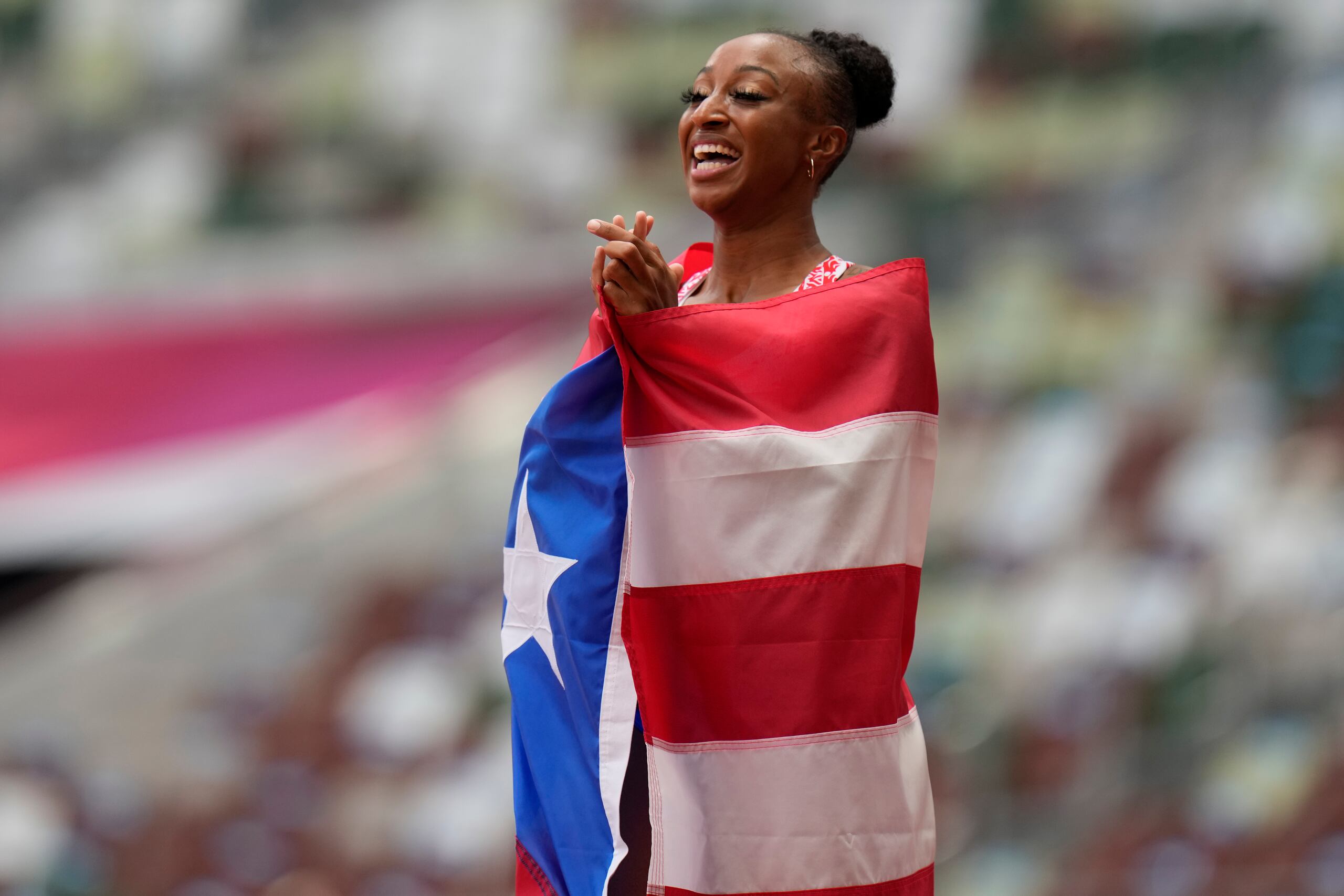 La puertorriqueña Jasmine Camacho-Quinn es auspiciada por la Junta de Atleta a Tiempo Completo, programa adscrito al Departamento de Recreación y Deportes.