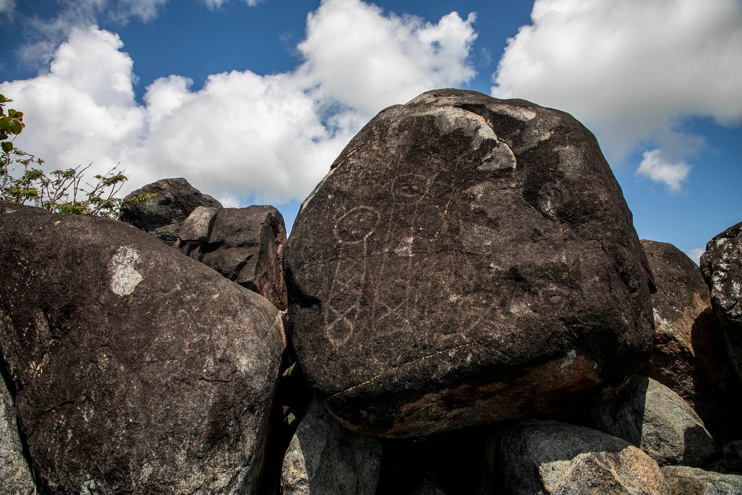 Entre las explicaciones a los dibujos está que se trata de dos caciques y otra que señala que forman parte de un sistema de rotulación para  llegar hasta El Yunque

Recorrido por la Piedra del Indio en la Base Roosevelt Roads por parte de Manuel Jose Martinez, presidente de APRODEC en Ceiba. 

En la foto:  Manuel Jose Martinez, Aprodec

Xavier Garcia / Fotoperiodista