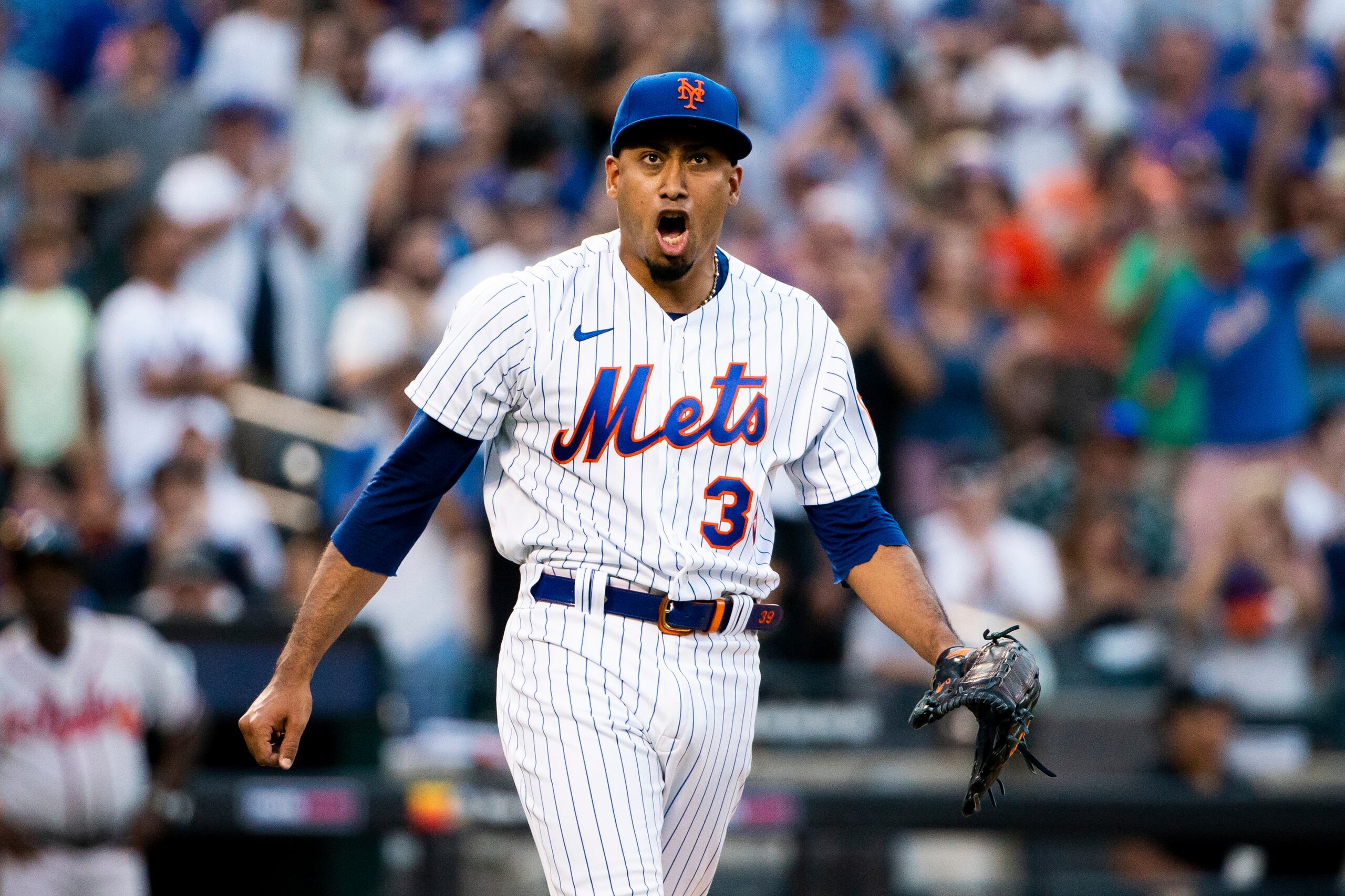 Edwin 'Sugar' Díaz celebra en ponche contra Matt Olson, de los Braves, en el juego del domingo en Nueva York.