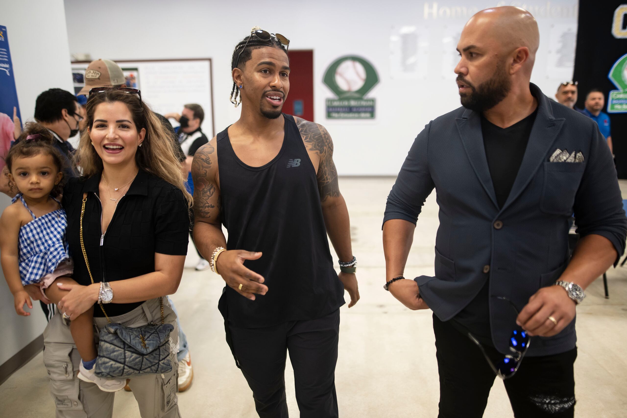 13 de febrero de 2023. Florida, PR. El estelar campocorto de Grandes Ligas Francisco Lindor visita la Carlos Beltran Baseball Academy en el municipio de Florida. En la foto Carlos Beltrán junto a Katia Reguero, esposa de Francisco Lindor. FOTO POR: Carlos Giusti/GFR Media