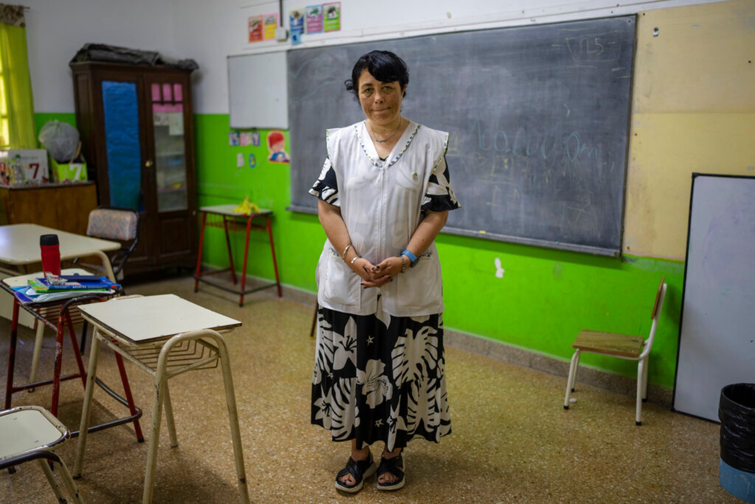 Andrea Sosa, la exmaestra del astro Lionel Messi, en la escuela General Las Heras en Rosario, Argentina.