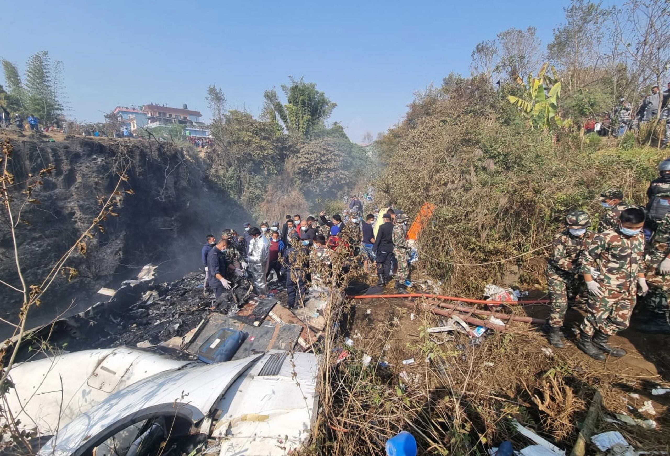 Lugar del centro de Nepal en el que se ha estrellado un avion de Yeti Airlines con más de setenta pasajeros y al menos una veintena de muertos  (EFE/EPA/BIJAYA NEUPANE)