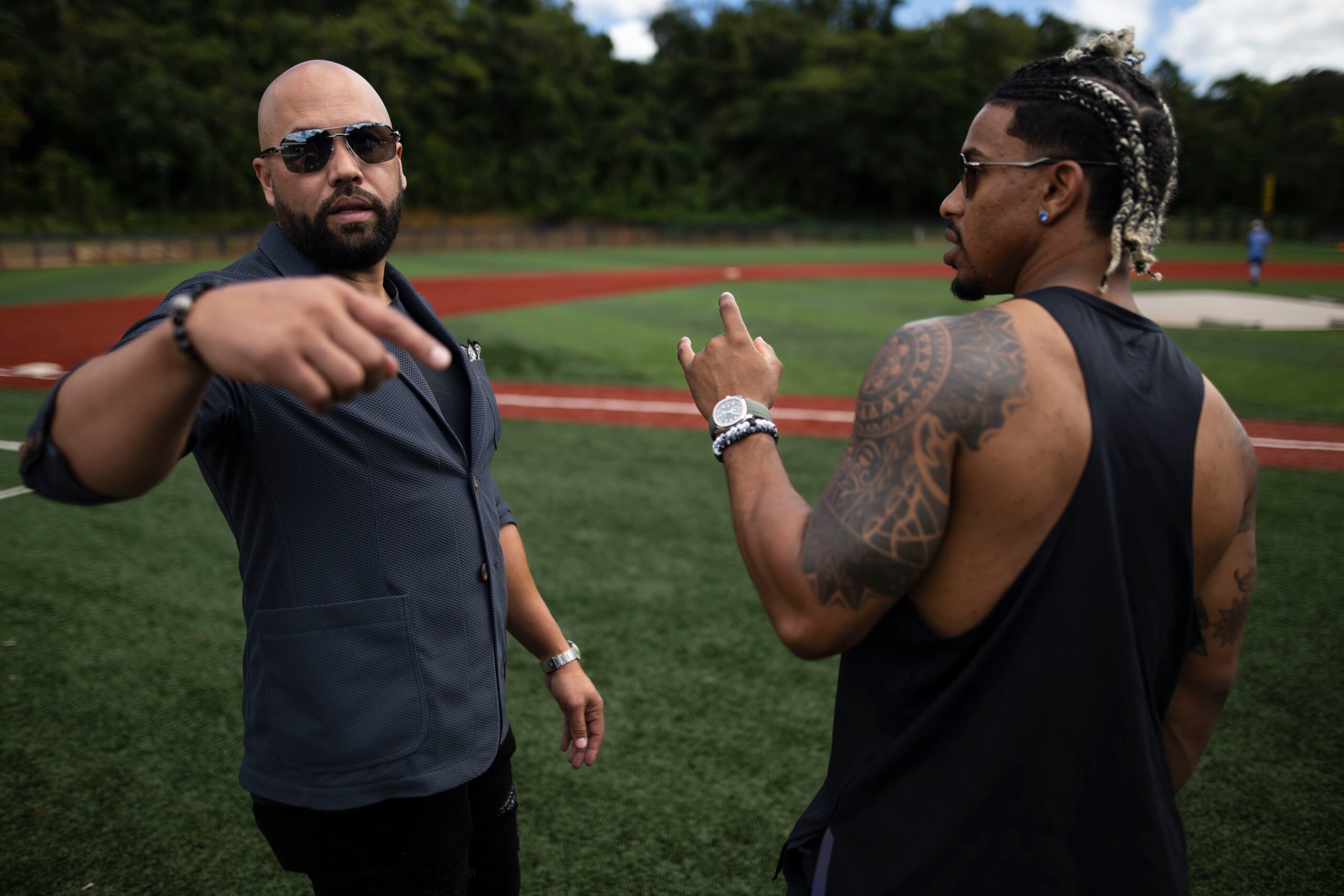 Francisco Lindor, a la derecha, conversó con los medios en medio de una visita a la Carlos Beltrán Baseball Academy en Florida, Puerto Rico.