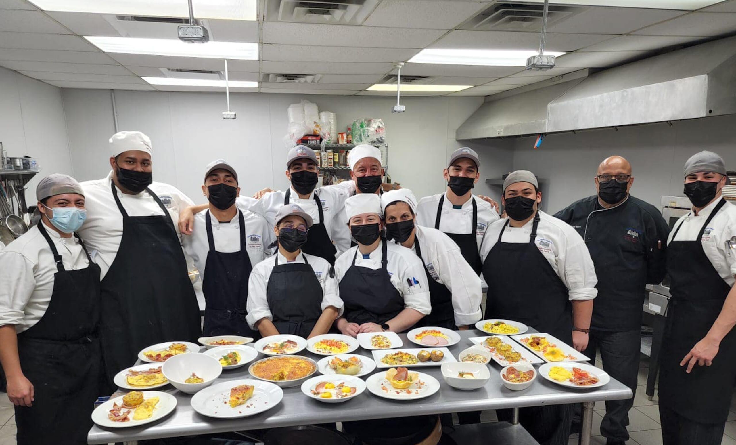 Los estudiantes aprenden y perfeccionas las diversas técnicas culinarias.