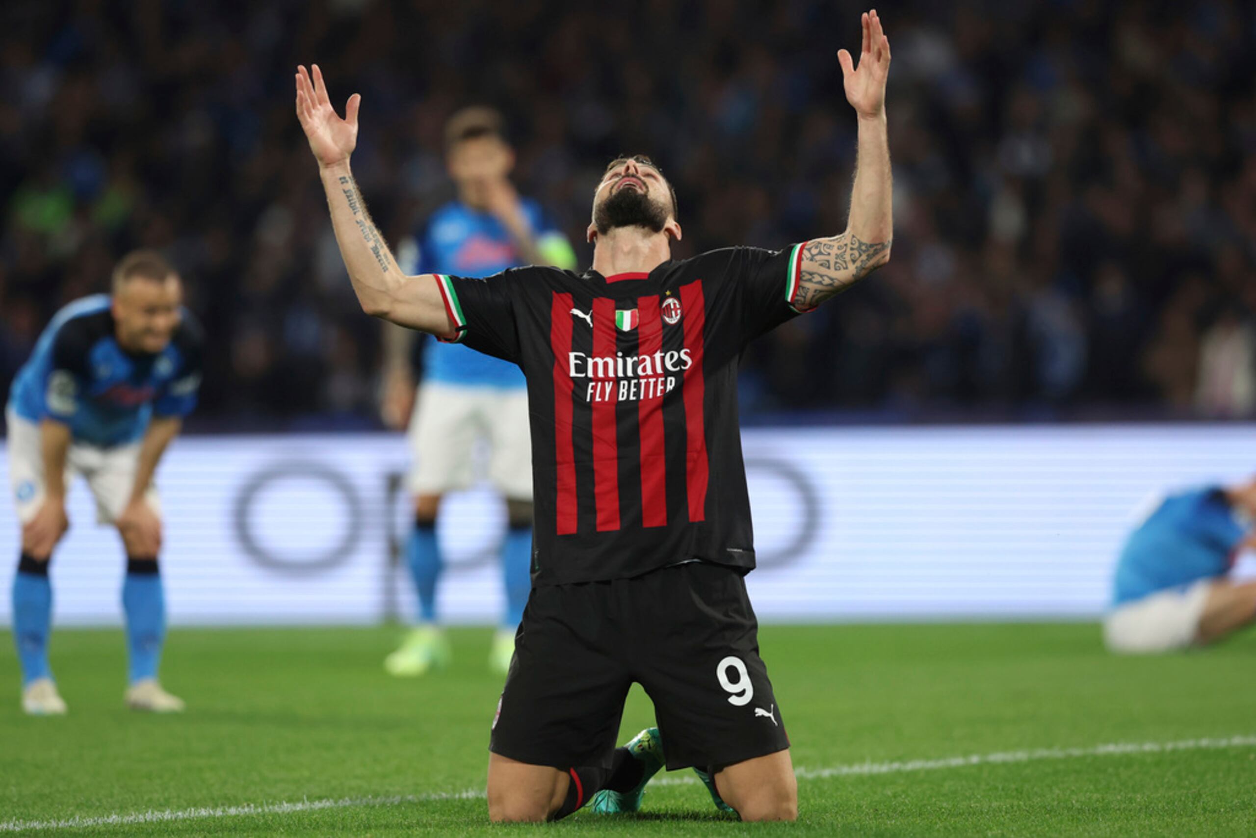 Olivier Giroud celebra tras anotar el primer gol del Milan en el empate 1-1 con Napoli en la vuelta de los cuartos de final de la Liga de Campeones.