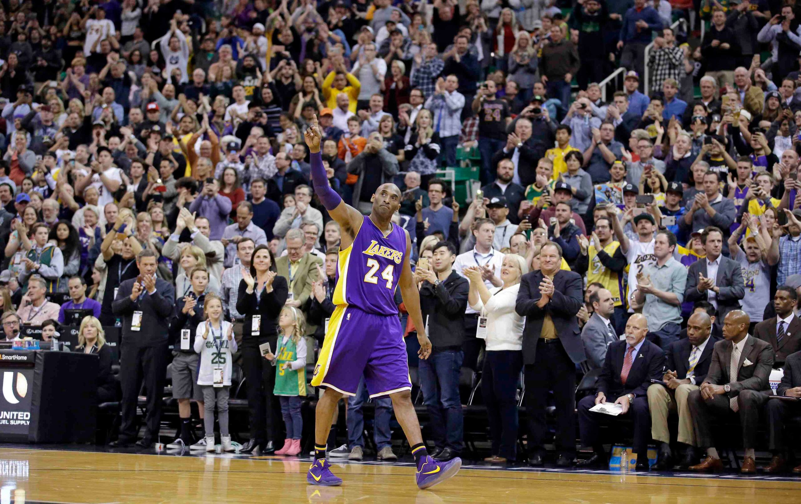 Kobe Bryant, de los Lakers de Los Angeles, saluda al público mientras sale del tabloncillo durante la segunda mitad del partido del lunes ante los Jazz de Utah. Los Lakers perdieron vía paliza, 123-75.(AP)