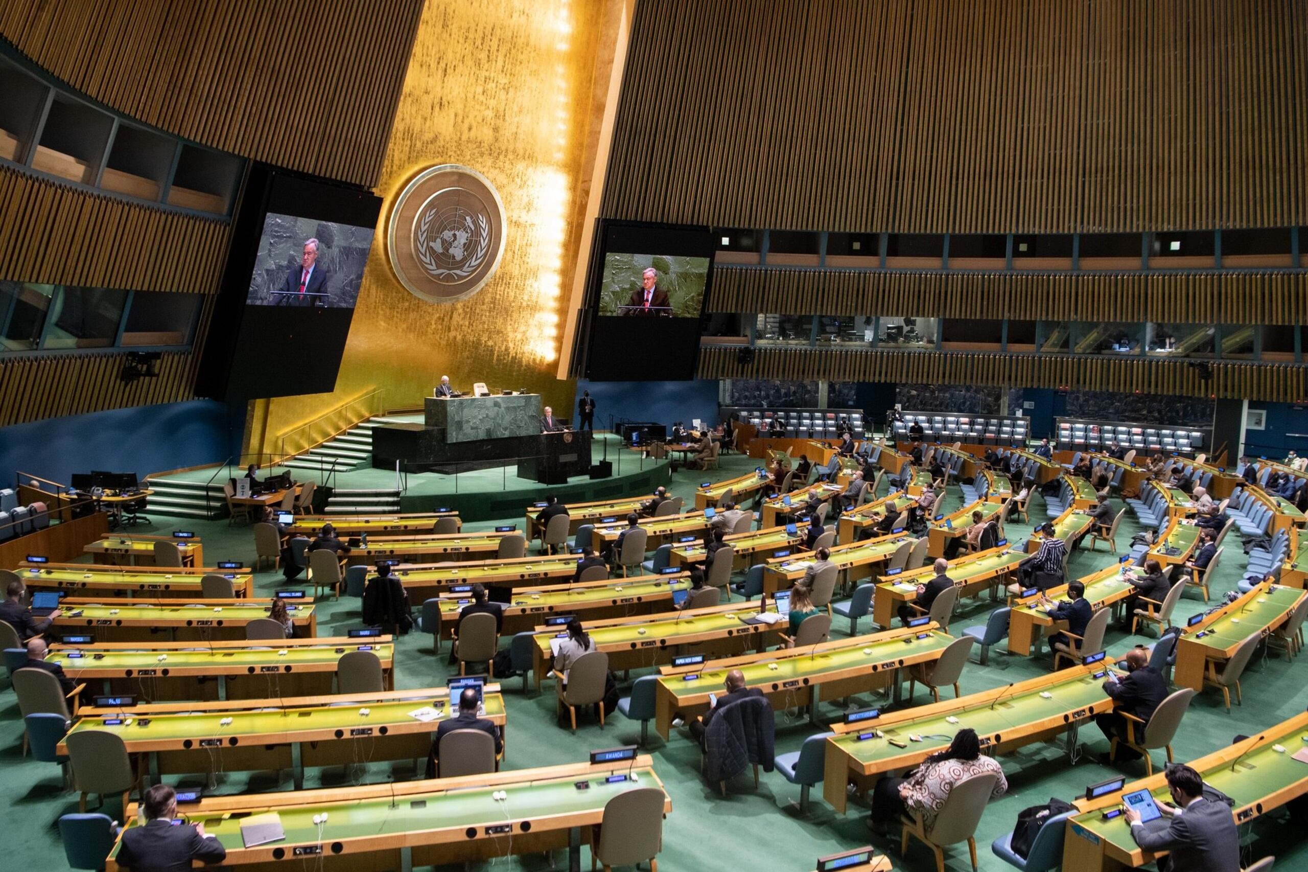 Durante la reunión de la Asamblea General, Estados Unidos acusó a China de genocidio y crímenes de lesa humanidad, mientras el embajador adjunto chino ripostó diciendo que EE.UU. lleva una propaganda de rumores y miente "descaradamente".