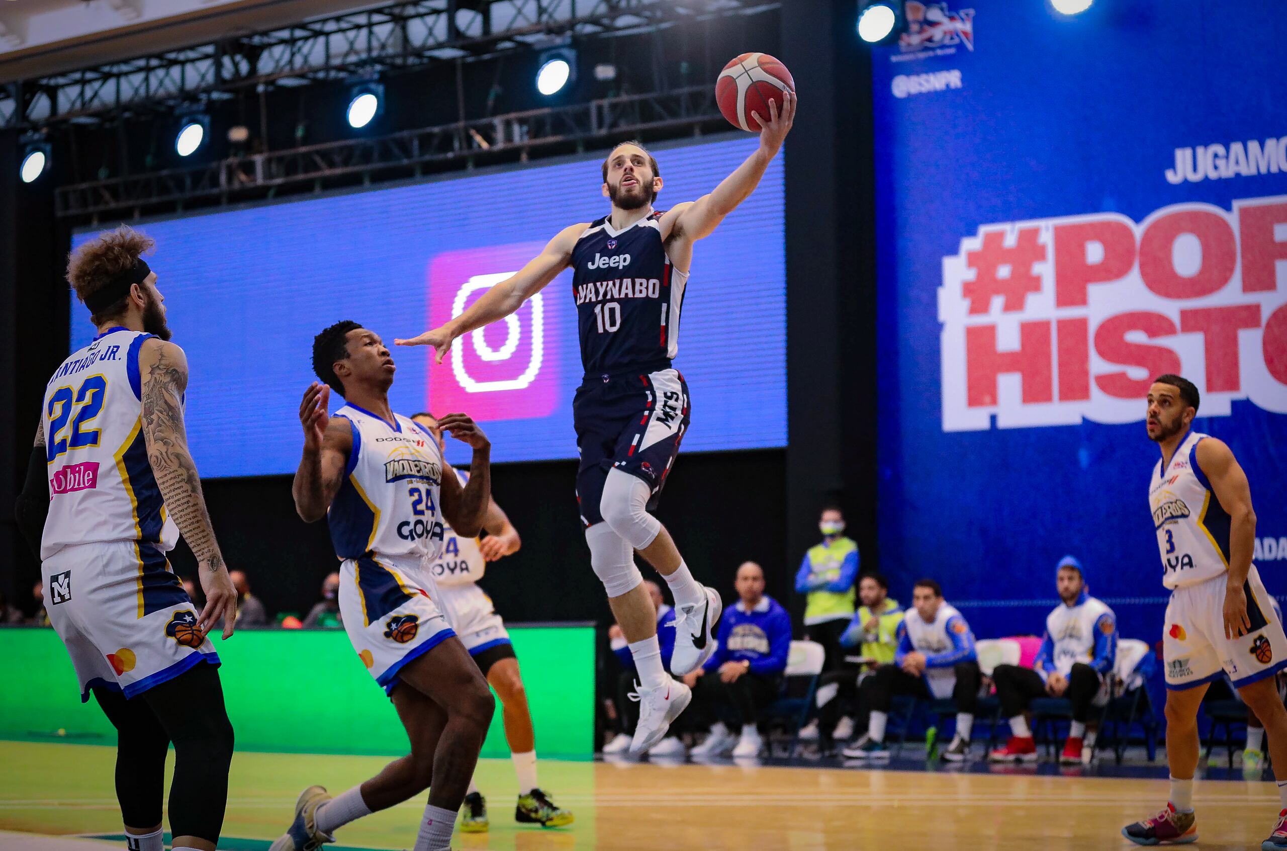 Jonathan Han, de los Mets, se levanta para colar dos de los 21 tantos que aportó anoche para que los Mets derrotaran a los Vaqueros de Bayamón 79-74.