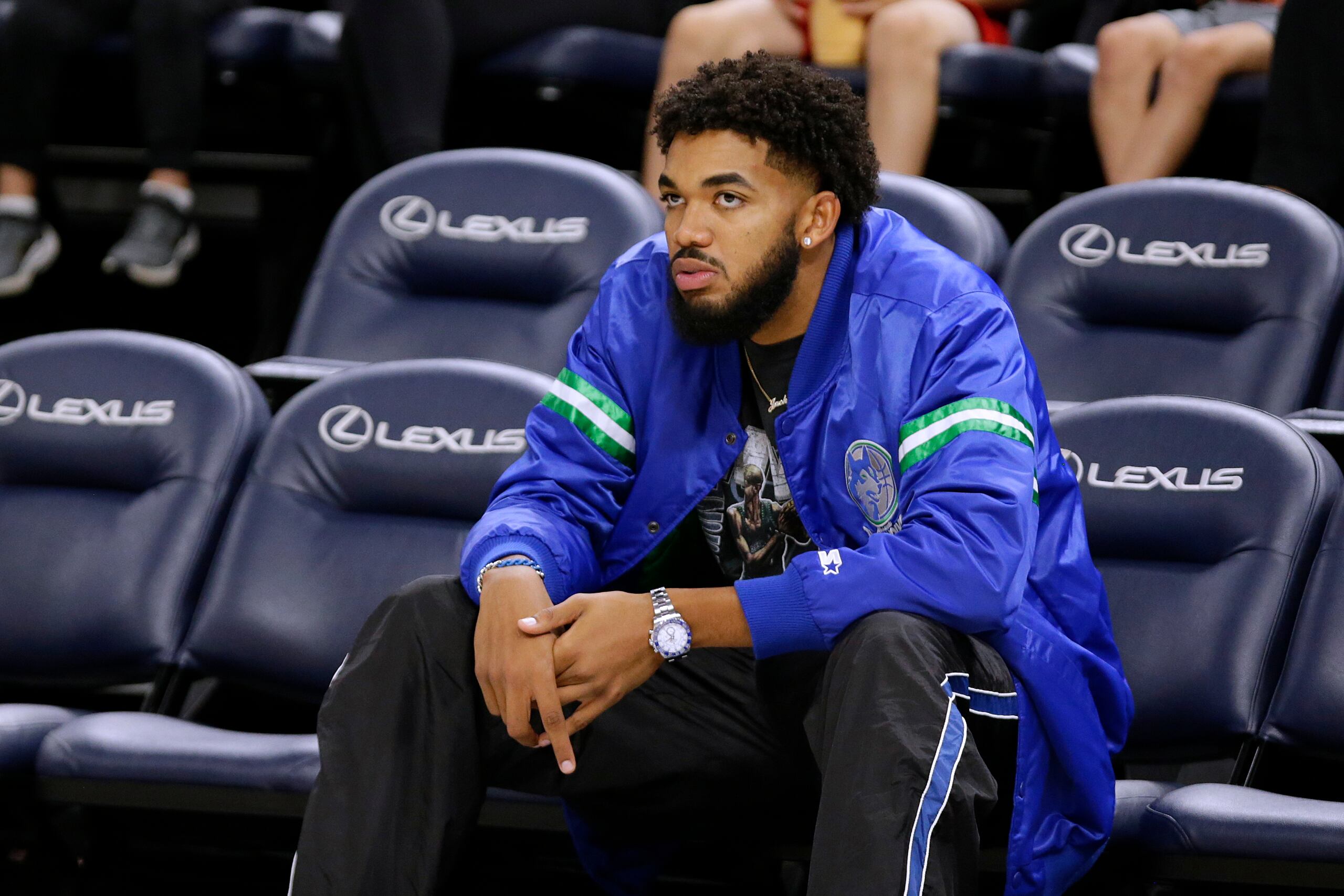 El alero de los Timberwolves de Minnesota, Karl-Anthony Towns, desde la banca durante un entrenamiento del equipo, el sábado 1 de octubre de 2022, en Minneápolis.