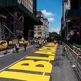 Nueva York pinta  “Black Lives Matter” en carretera frente a la Torre Trump 