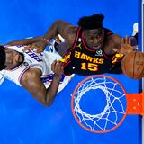 Joel Embiid tuvo 42 y 10 al guiar a los Sixers sobre los Hawks