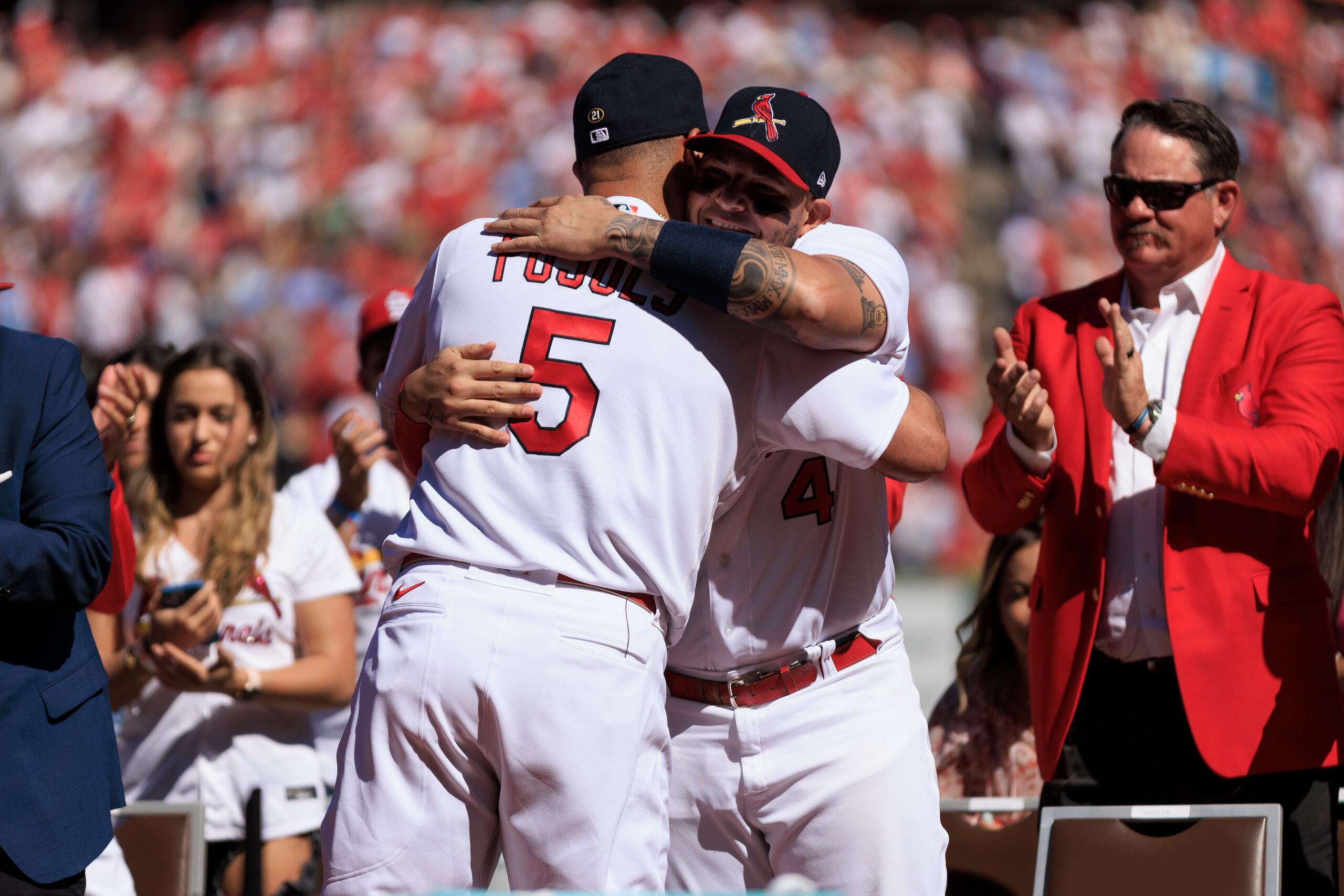 Yadier Molina se abraza con Albert Pujols.