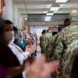 Gobierno podría solicitar ayuda de médicos militares para aliviar carga de hospitales