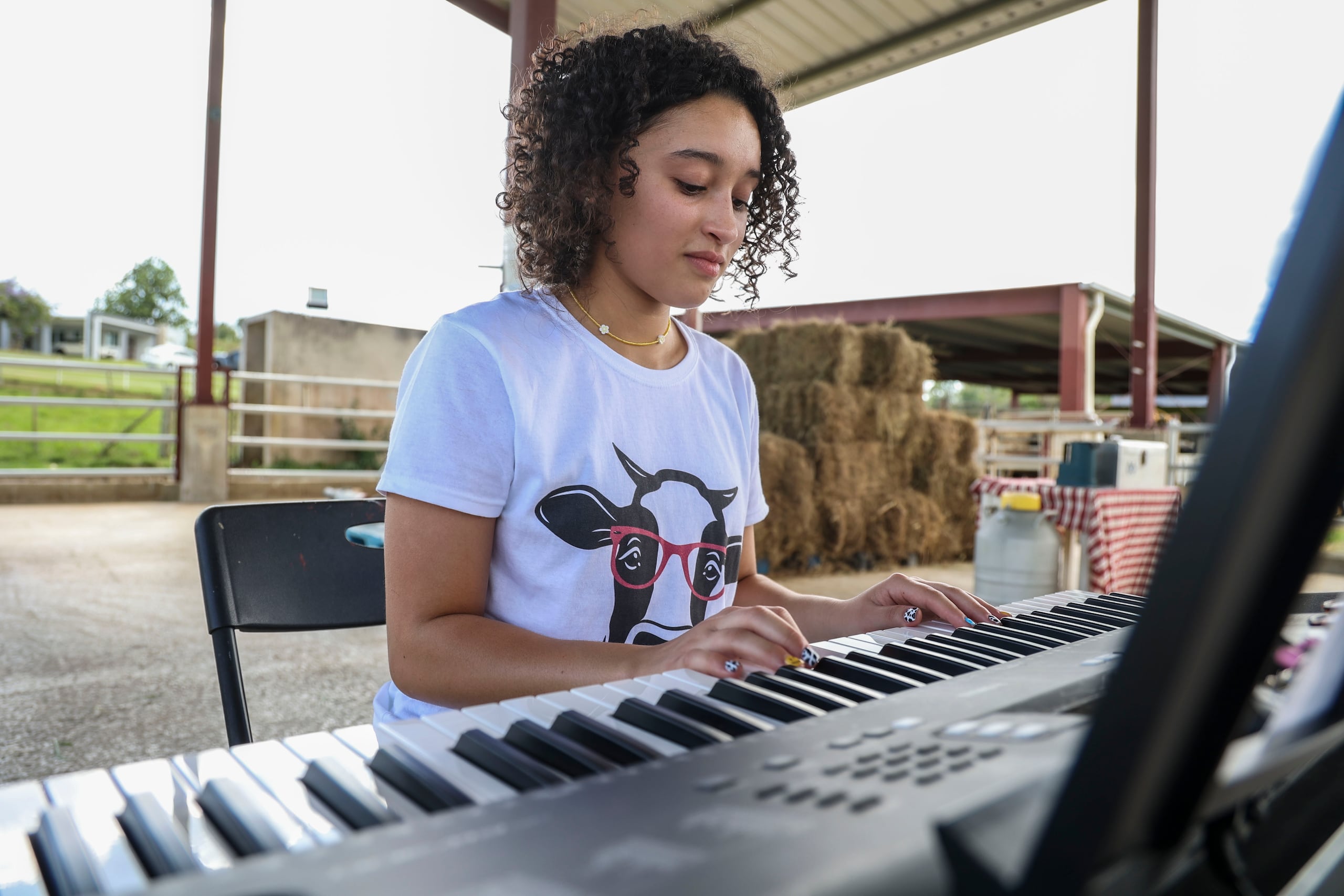 Jeilany Ortiz Adorno disfruta de tocar el piano para que  las vacas se sientan más relajadas.