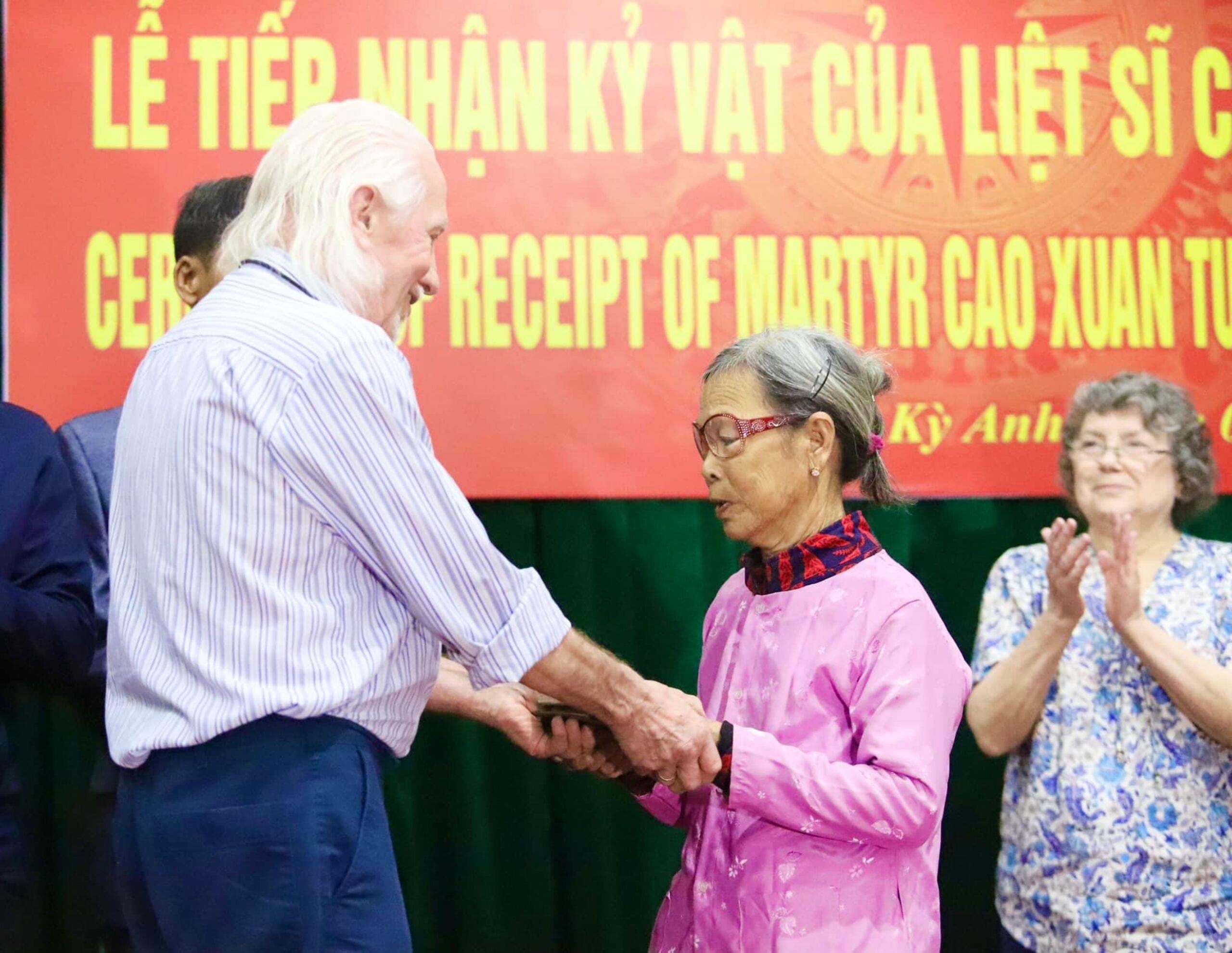 El veterano de guerra estadounidense Peter Mathews entrega el diario del fallecido soldado vietnamita Cao Van Tuat a su hermana. EFE/ Peter Mathews