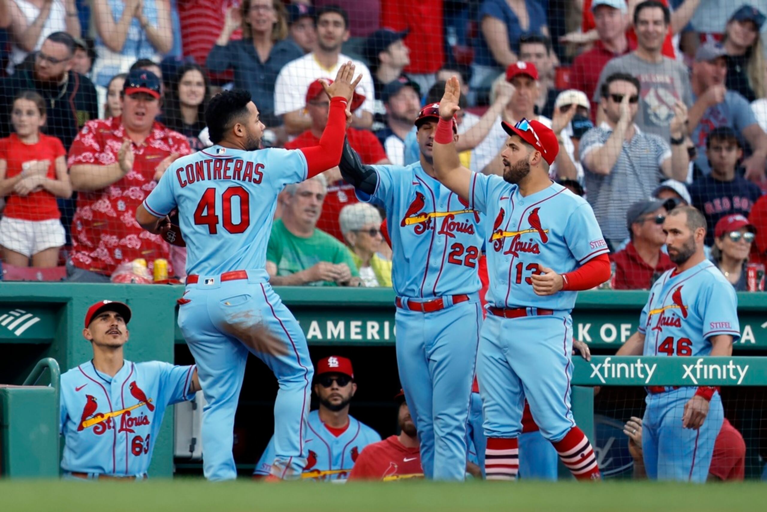 El venezolano Willson Contreras, de los Cardinals de San Luis, festeja luego de anotar ante los Red Sox de Boston.