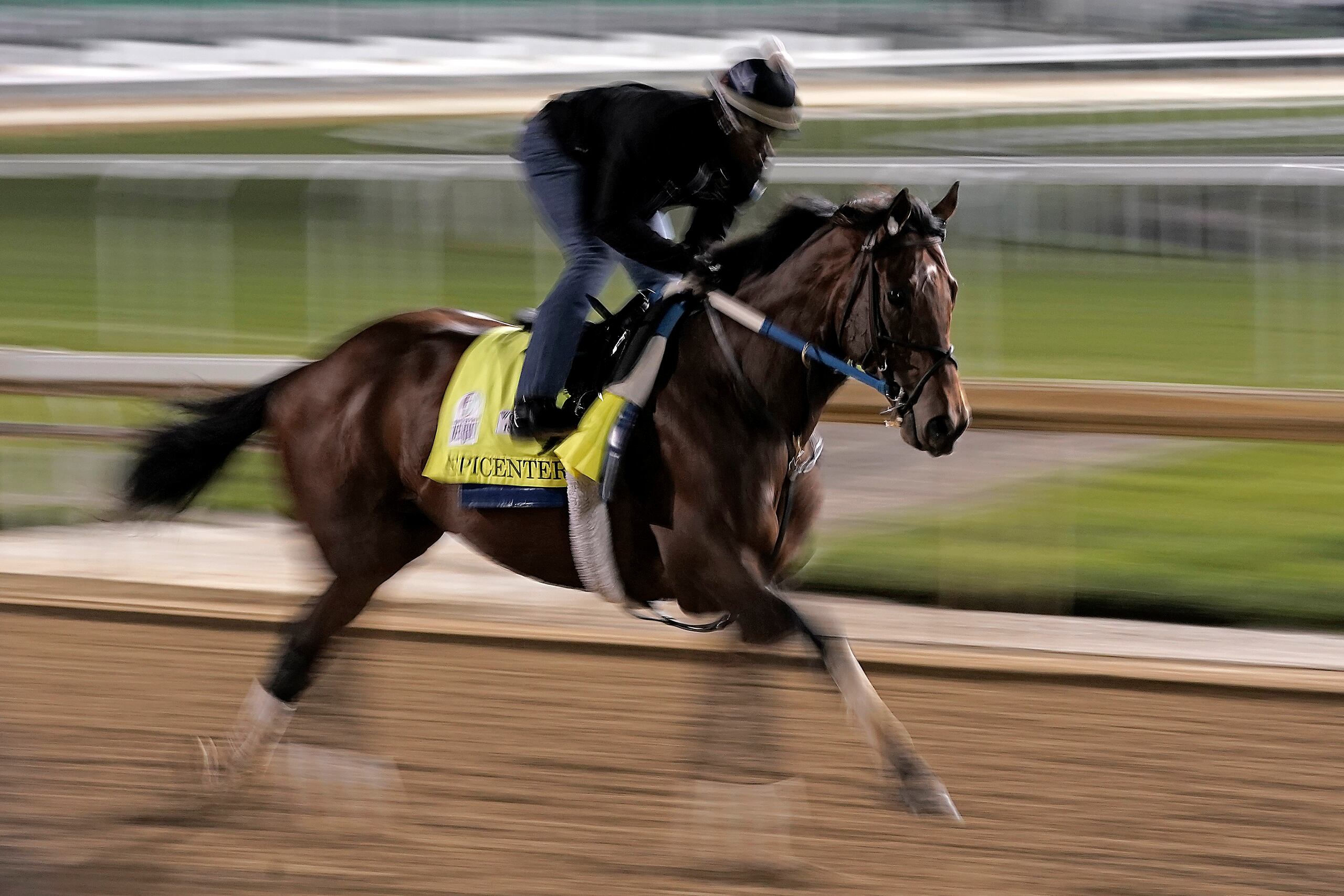 Epicenter, que participó en el Kentucky Derby, entrena en Churchill Downs, en Louisville, Kentucky, el jueves 5 de mayo de 2022. (AP Foto/Charlie Riedel)