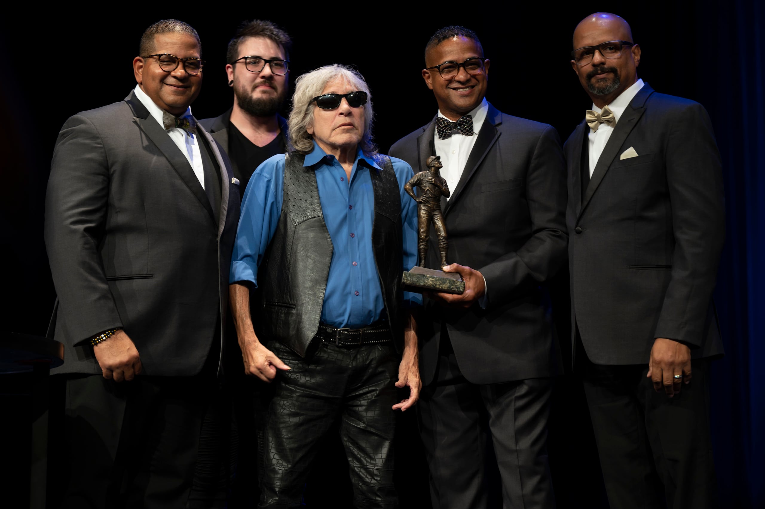 Los hermanos Clemente le otorgan un galardón Roberto Clemente al cantautor puertorriqueño José Feliciano, durante la gala que se llevó a cabo en el Hotel Mariott Marquis en Times Square, Nueva York.