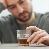 Revelan el mecanismo que hace que una persona beba alcohol compulsivamente