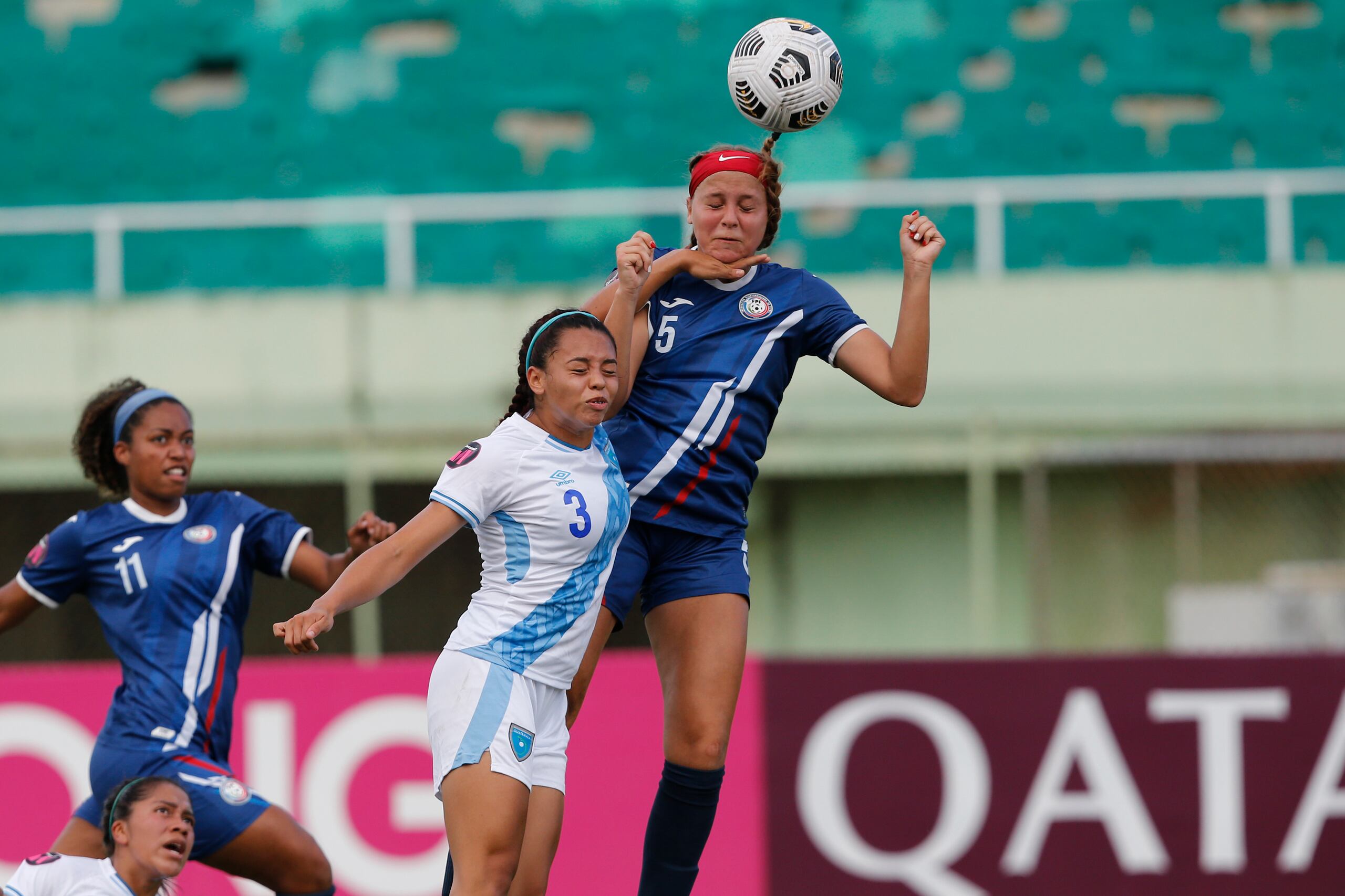 Estefanía González (derecha) y la Selección Nacional tienen dos oportunidades para clasificar al Mundial Sub 20, comenzando este jueves ante Estados Unidos.