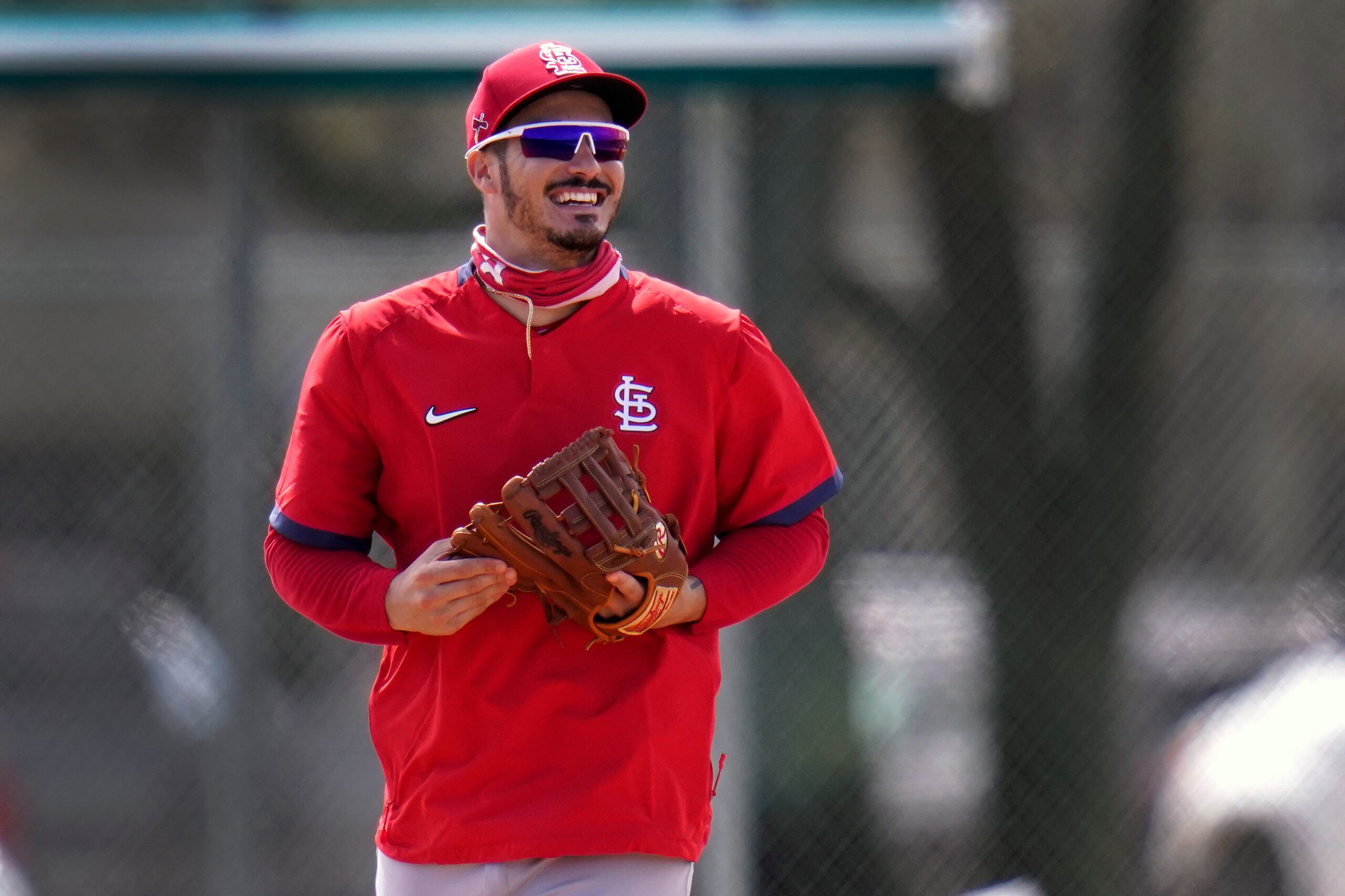 El tercera base Nolan Arenado sonríe mientras trota en el entrenamiento de primavera con los Cardinals de San Luis en Jupiter, Florida.