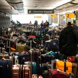 FOTOS: Amontonan miles de maletas en aeropuertos ante cancelaciones de vuelos