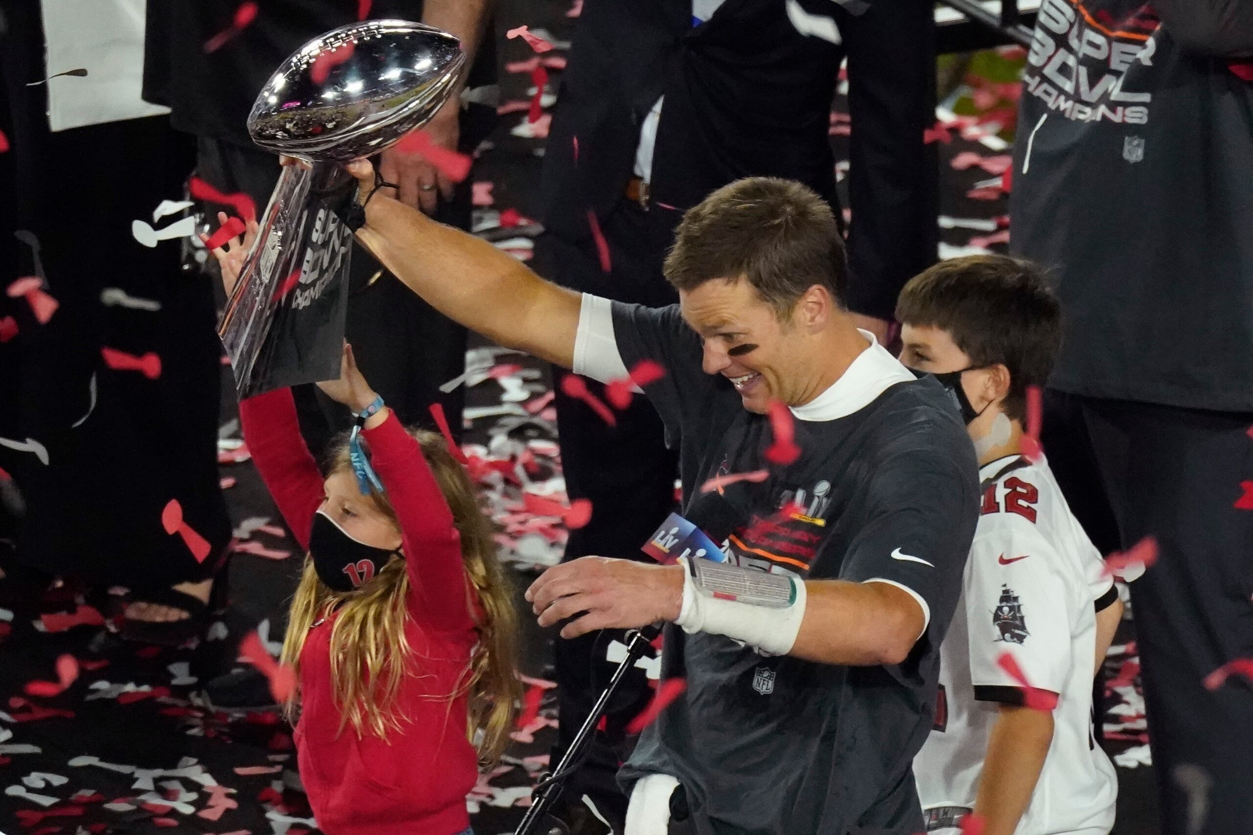 Tom Brady, de los Buccaneers de Tampa Bay, es el jugador con más trofeos de Super Bowl con siete.