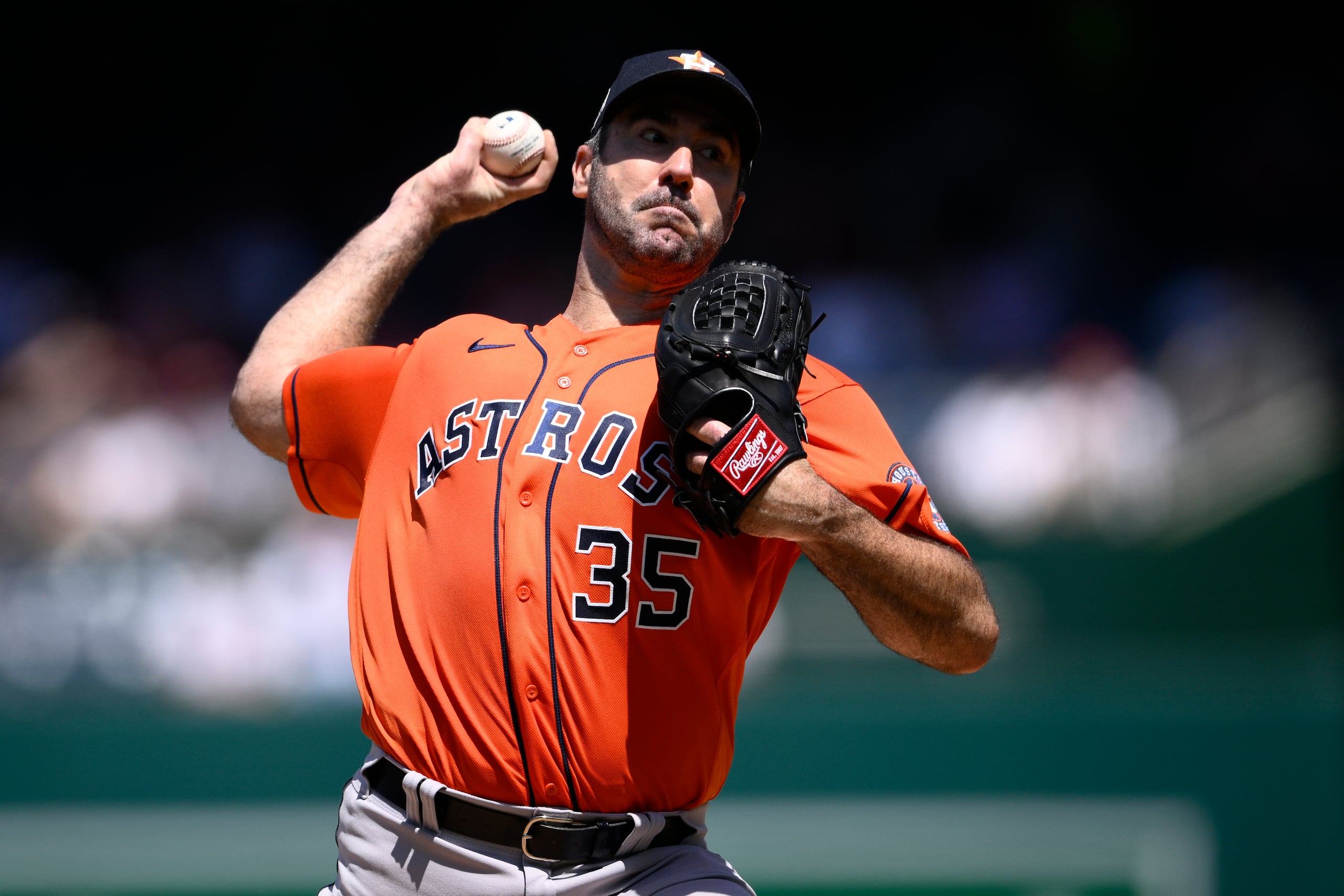 Justin Verlander, de los Astros de Houston, lanza durante la segunda entrada del juego de béisbol en contra de los Nacionales de Washington, el domingo 15 de mayo de 2022, en Washington.  (AP Foto/Nick Wass)