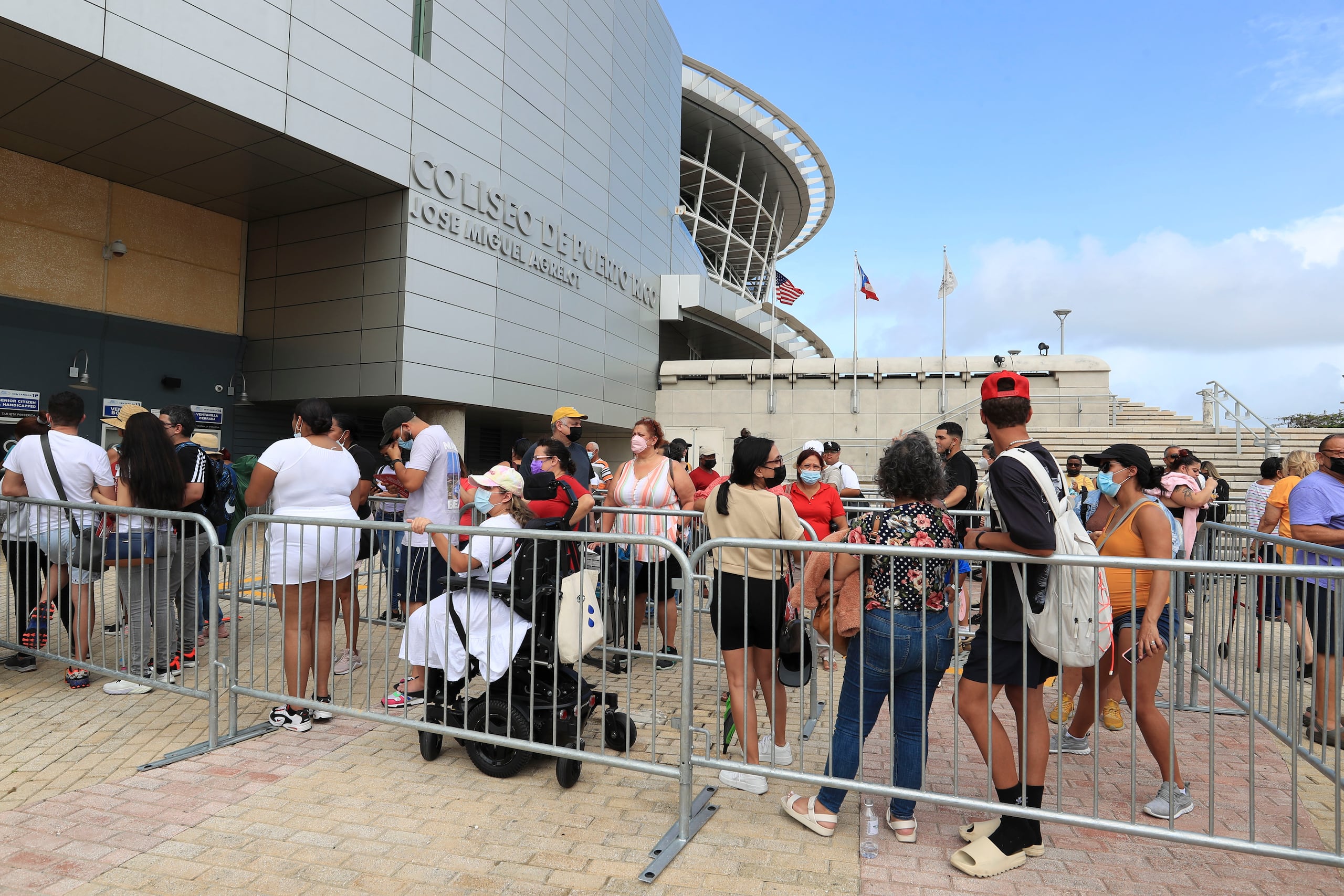 Fanáticos celebran la apertura de la boletería para conseguir boletos del concierto de Bad Bunny, el 9 de julio de 2022.