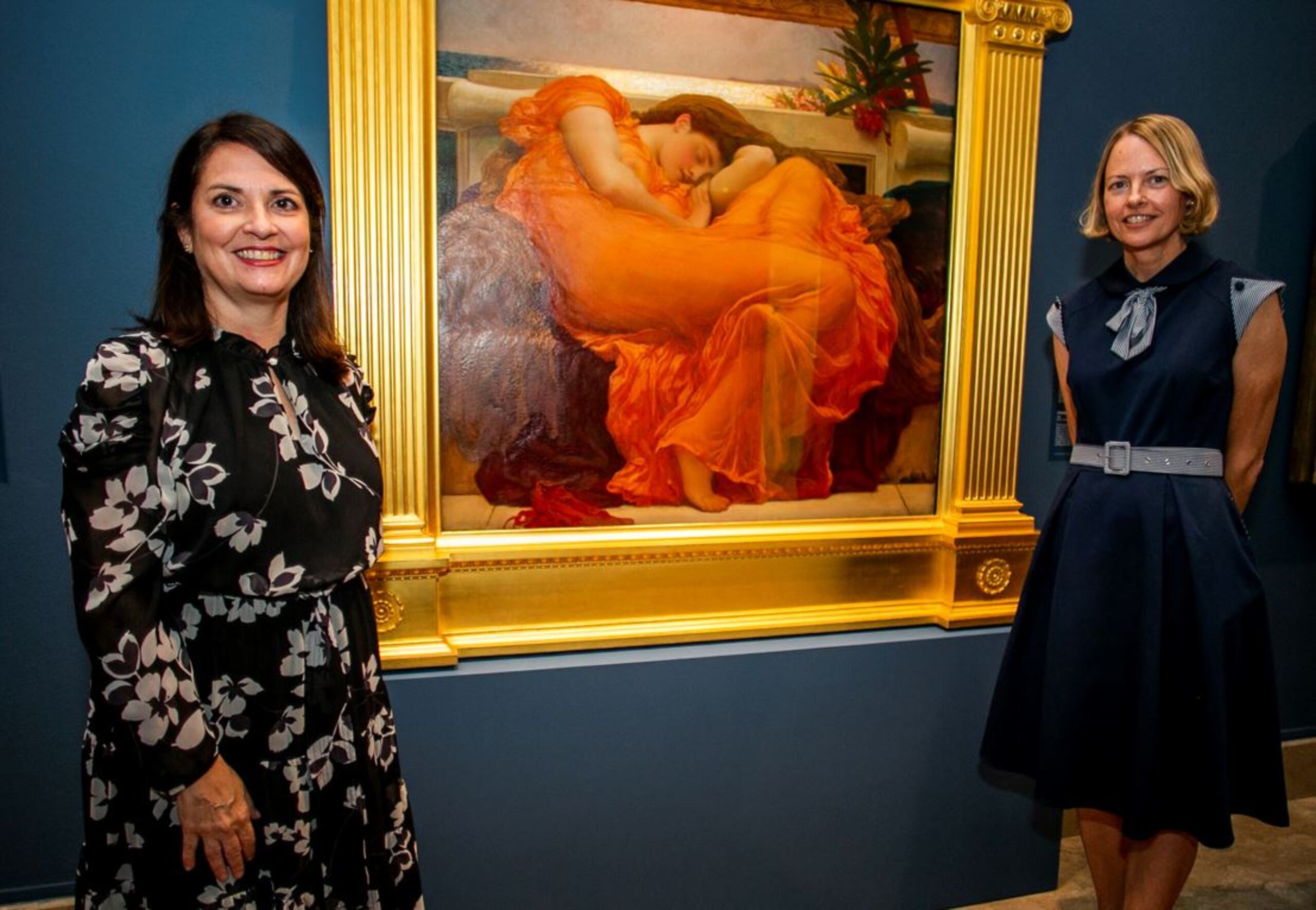 La directora del Museo de Arte de Puerto Rico, Marta Mabel Pérez (a la izquierda) y la directora del Museo de Arte de Ponce, Cheryl Hartup, posan junto a la obra “Flaming June” (1895), de Frederic Leighton.